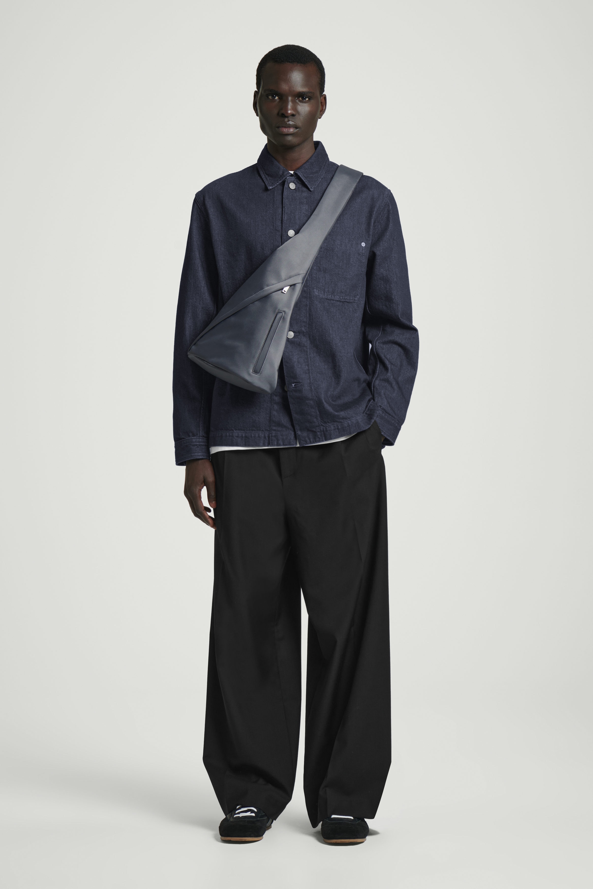 【完売色】25SS エメレオンドレ Nylon Sling Pouch ブラック SLING WATER-RESISTANT CROSSBODY BAG - NYLON - GREY | COS