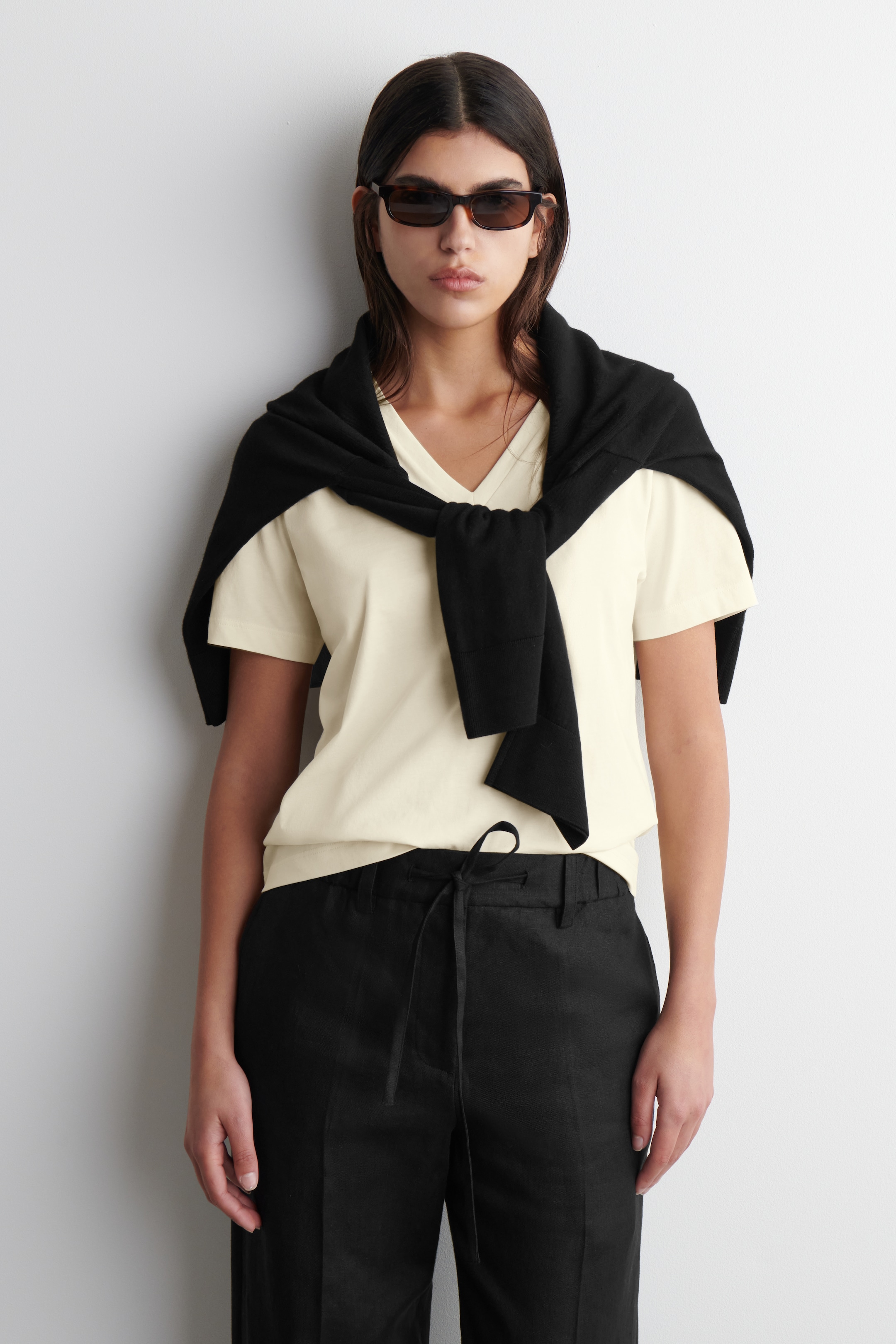 Visualizza immagine più grande: T-SHIRT IN COTONE CON SCOLLO A V - BEIGE CHIARO / NON TINTO - DONNA | H&M IT 1