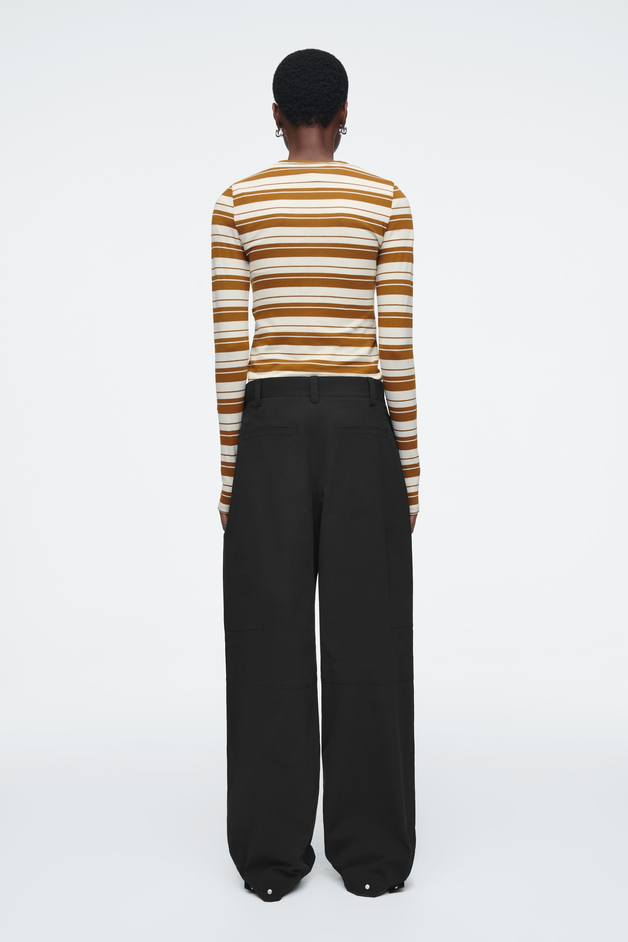 Visualizza immagine più grande: MAGLIA SLIM LEGGERA A MANICHE LUNGHE - MARRONE / RIGHE - DONNA | H&M IT 5