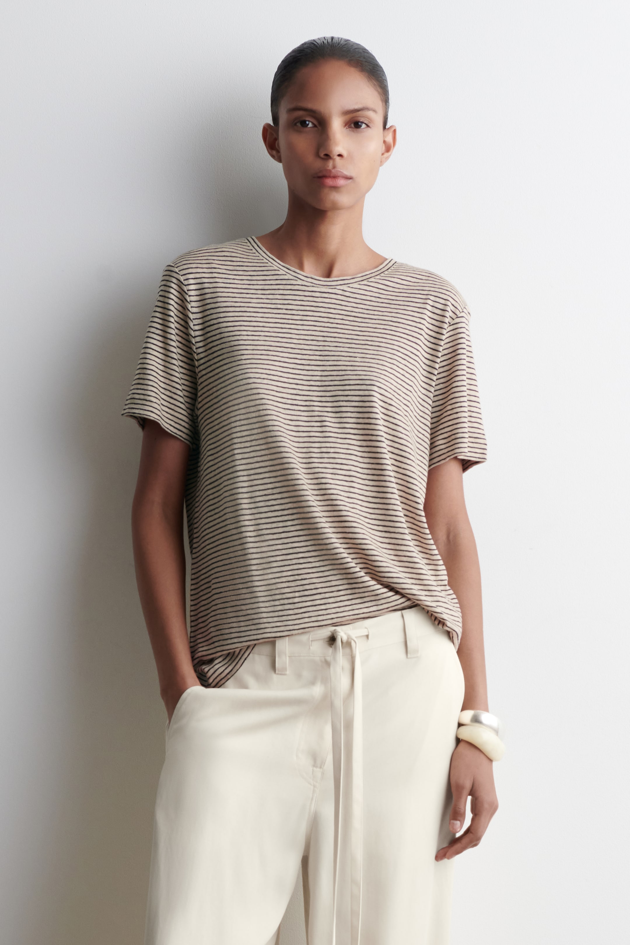Grotere afbeelding bekijken: T-SHIRT VAN LINNEN MET RONDE HALS - ONGEVERFD / GESTREEPT - DAMES | H&M BE 1