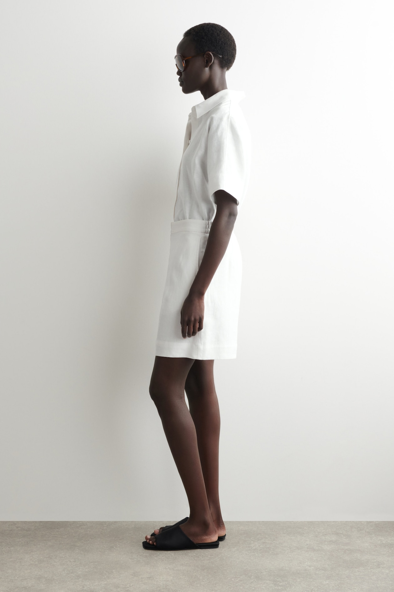 TAILORED ELASTICATED LINEN SHORTS — WHITE