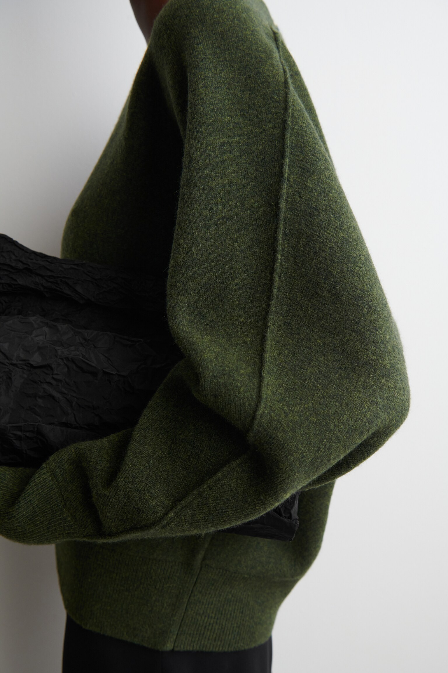 OVÁLNÝ DVOJITĚ PŘELOŽENÝ VLNĚNÝ SVETR - DARK GREEN/GREY MÉLANGE - 7