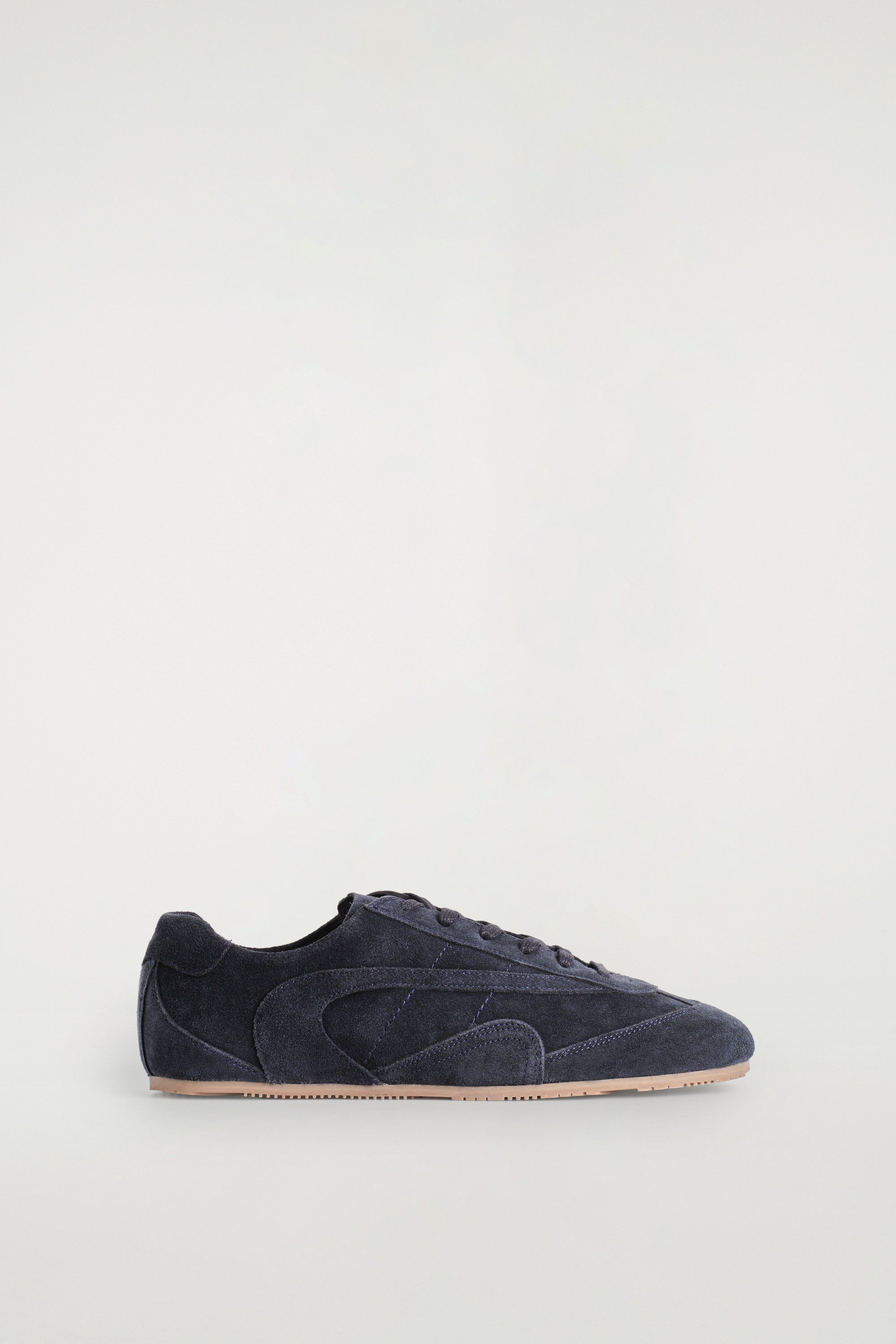COS ミニマルスエードスニーカーMINIMAL SUEDE TRAINERS b3aefb011e3431de2273253a7aa763