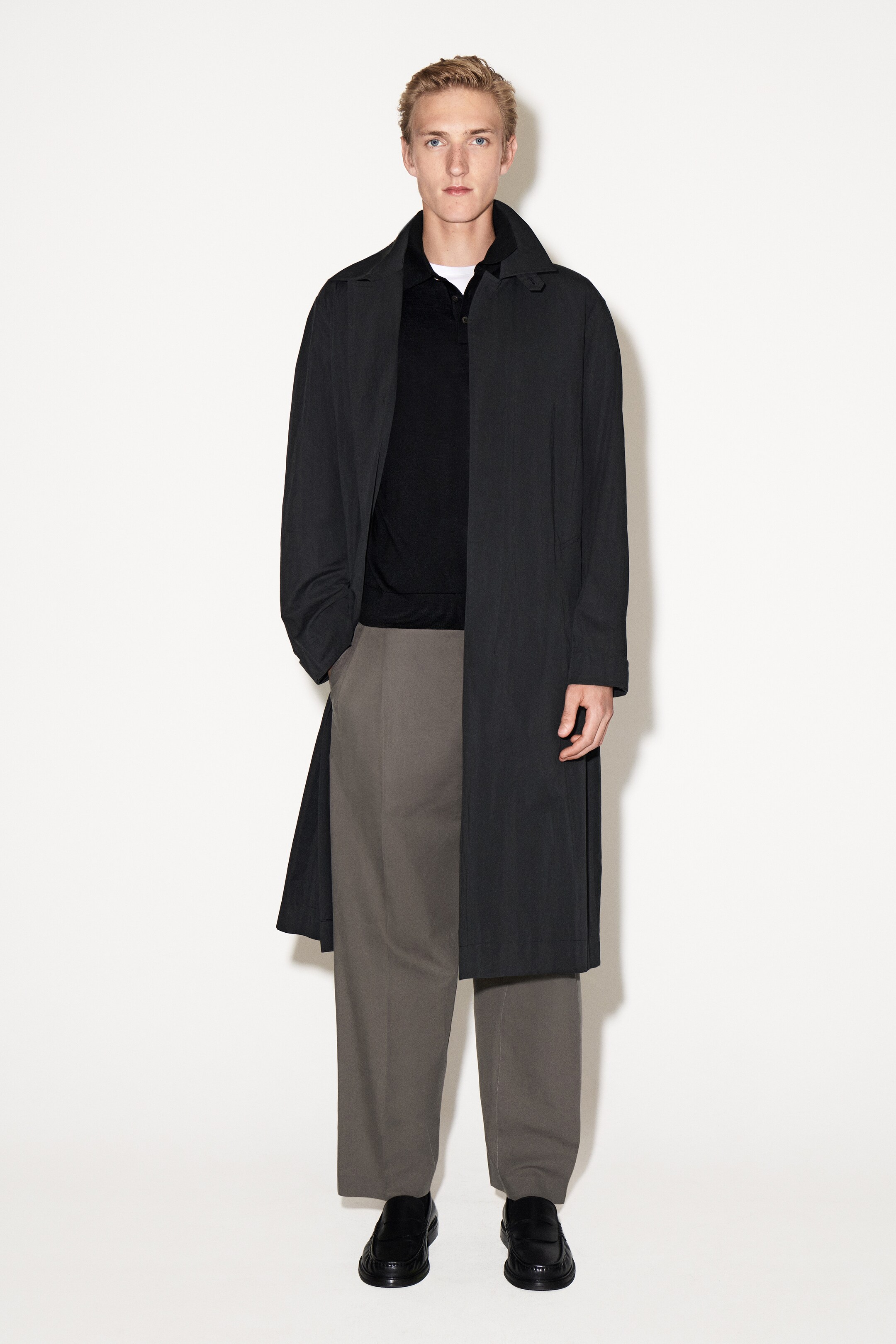 Größeres Bild anzeigen: SCHMAL GESCHNITTENES POLOSHIRT AUS MERINOWOLLE - SCHWARZ - Men | H&M AT 7