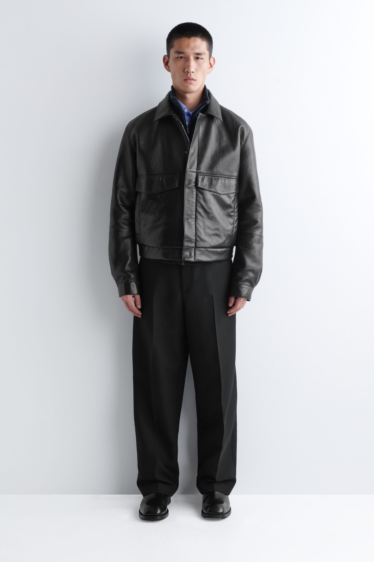 BLOUSON EN CUIR - NOIR | COS FR