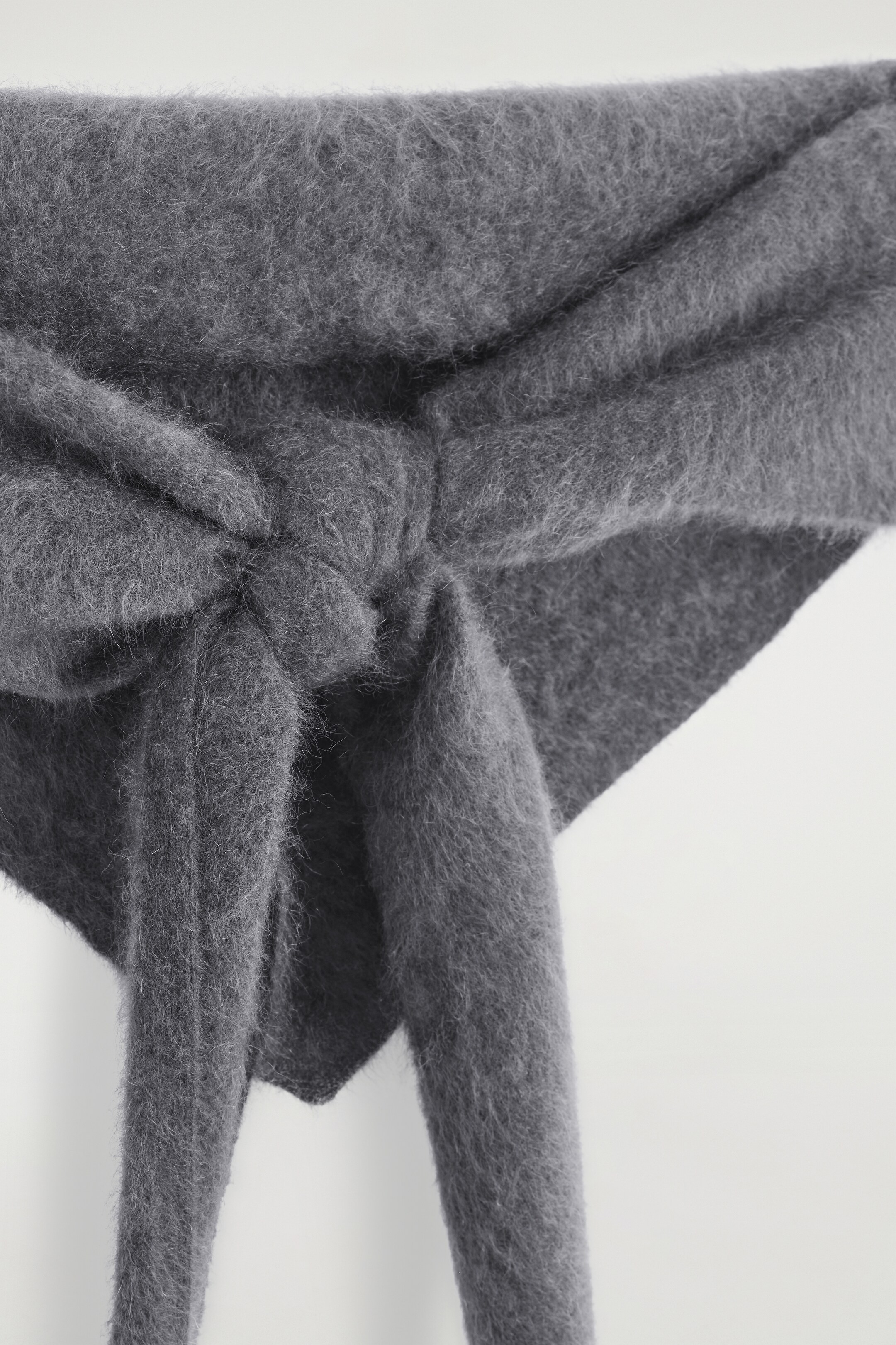 Grösseres Bild ansehen: BRUSHED-CASHMERE TRIANGLE SCARF - Dunkelgrau - DAMEN | H&M CH 4