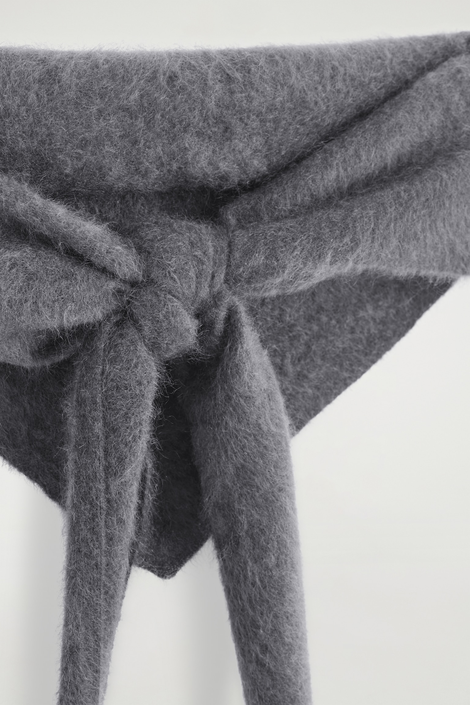 BRUSHED-CASHMERE TRIANGLE SCARF - DARK GREY - 3