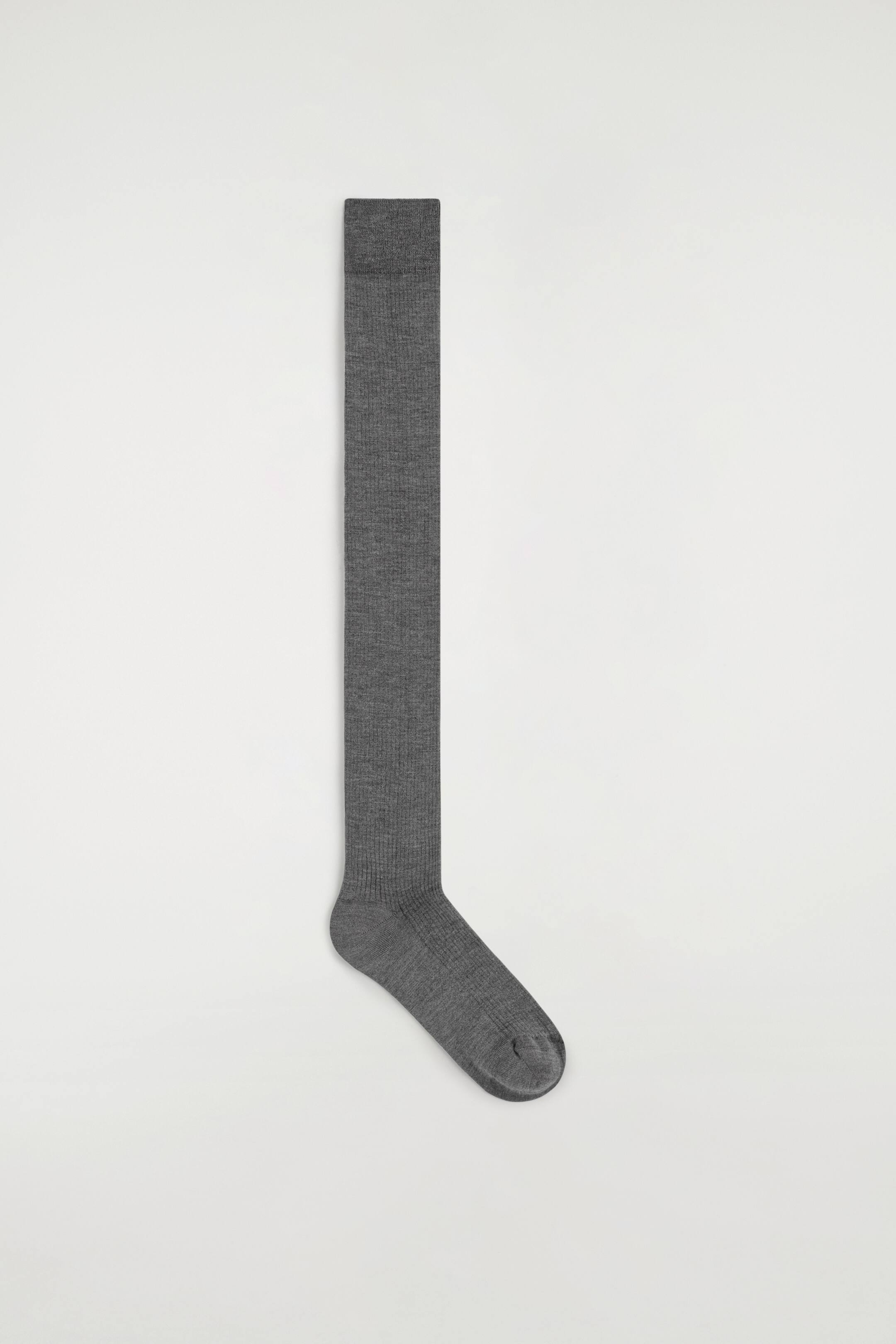 Zobacz większy obraz: Ciemnoszara skarpeta do kolan leży płasko, charakteryzując się prążkowaną fakturą dzianiny.