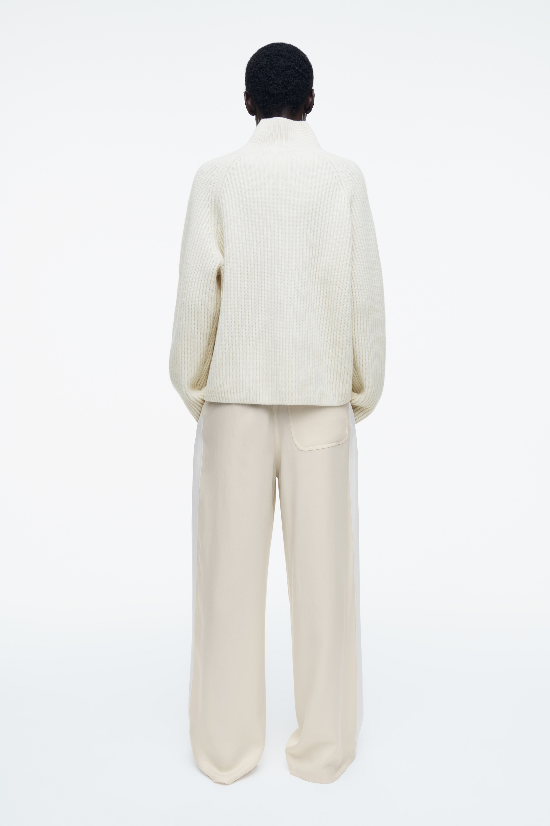 Visa större bild: VIDA BYXOR MED KNYTDETALJ - GRÄDDVIT - DAM | H&M SE 5