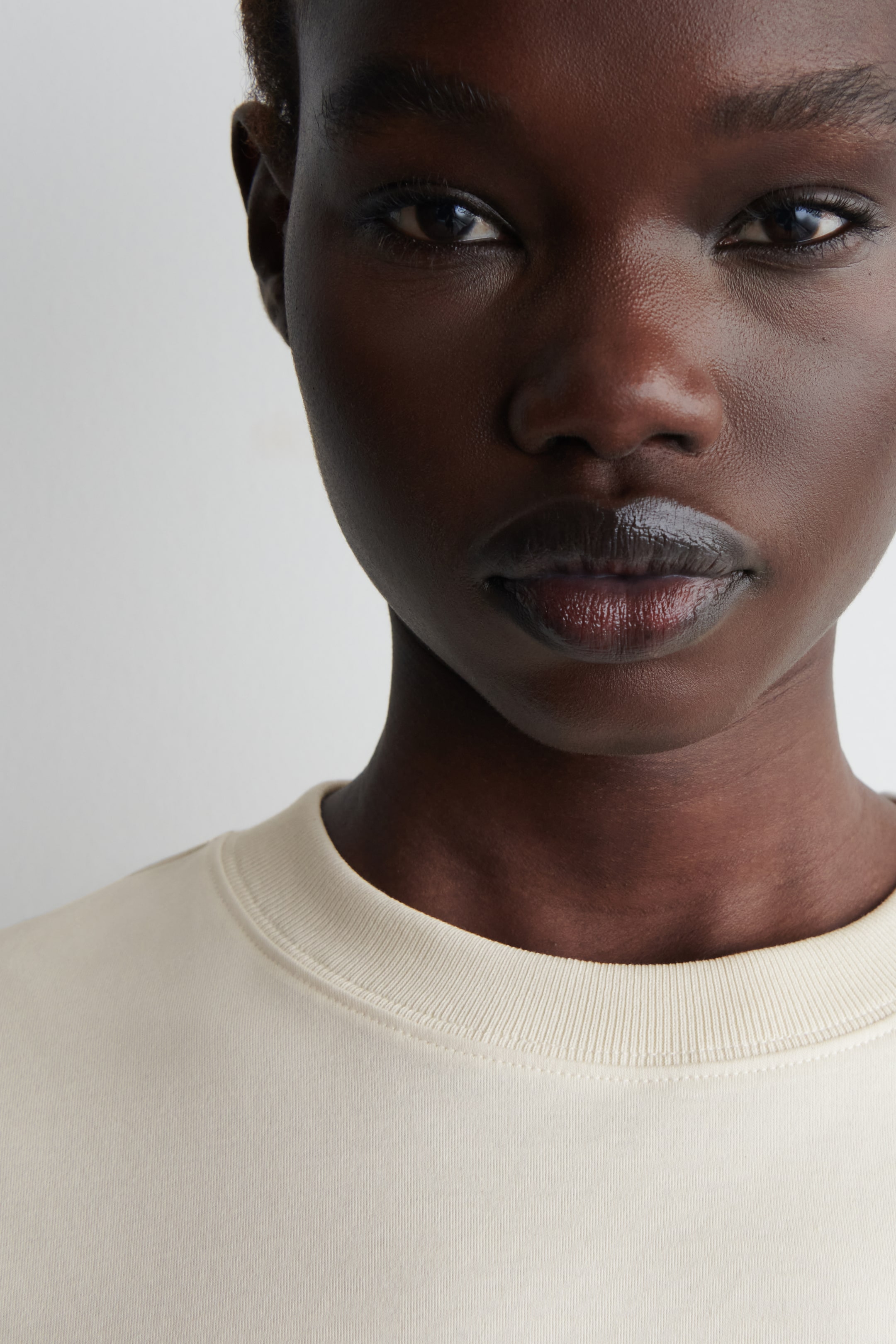 Visa större bild: STILRENT SKUREN T-SHIRT - LJUSBEIGE - DAM | H&M SE 3