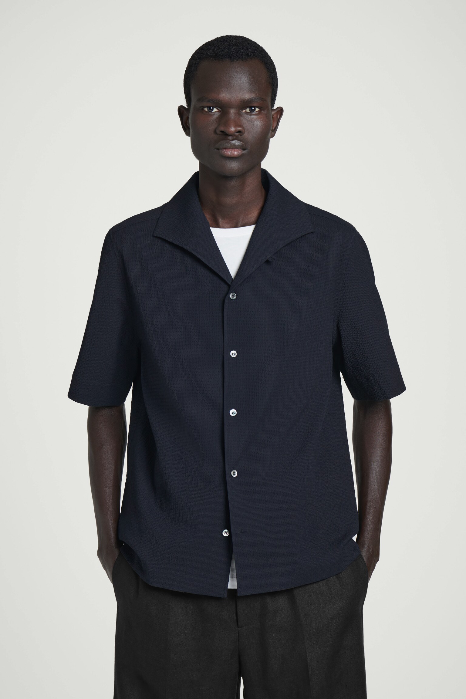 CAMP-COLLAR SEERSUCKER SHIRT - NAVY/WHITE