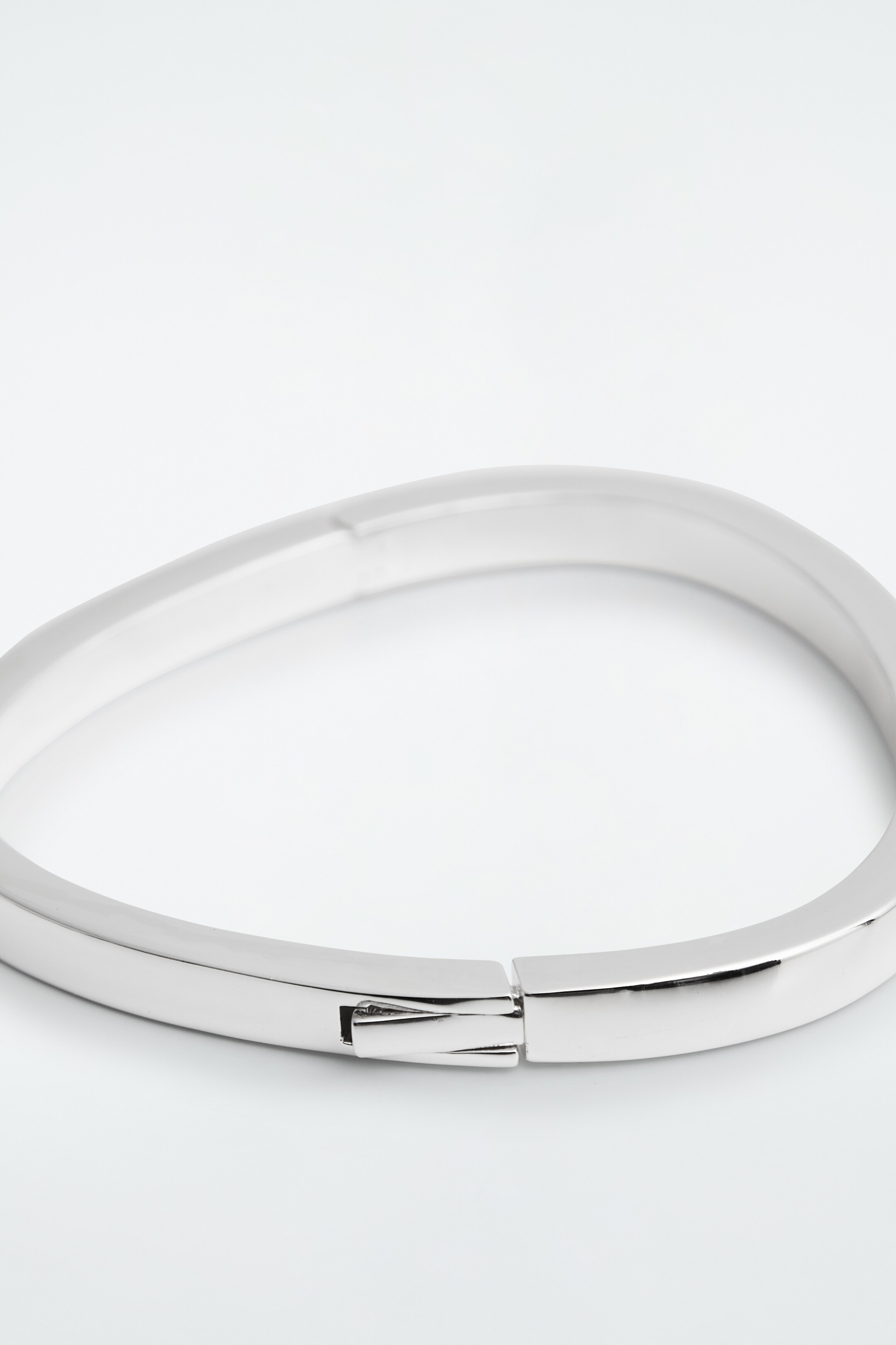 Ingrandisci l'immagine: SCULPTURAL PYRAMID BANGLE - SILVER - DONNA | H&M CH 3