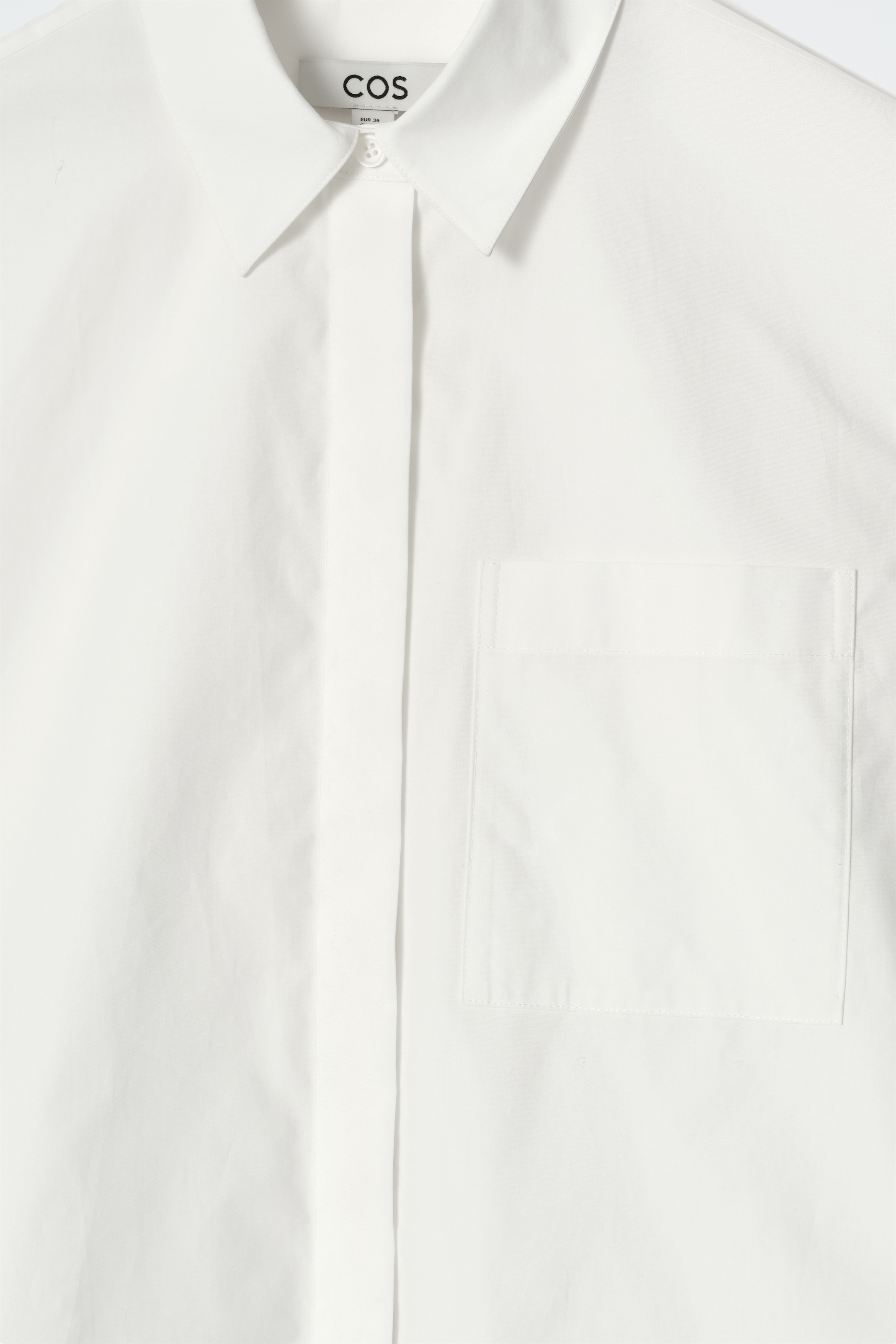 Visa större bild: CROPPAD KORTÄRMAD BOMULLSSKJORTA - VIT - DAM | H&M SE 7