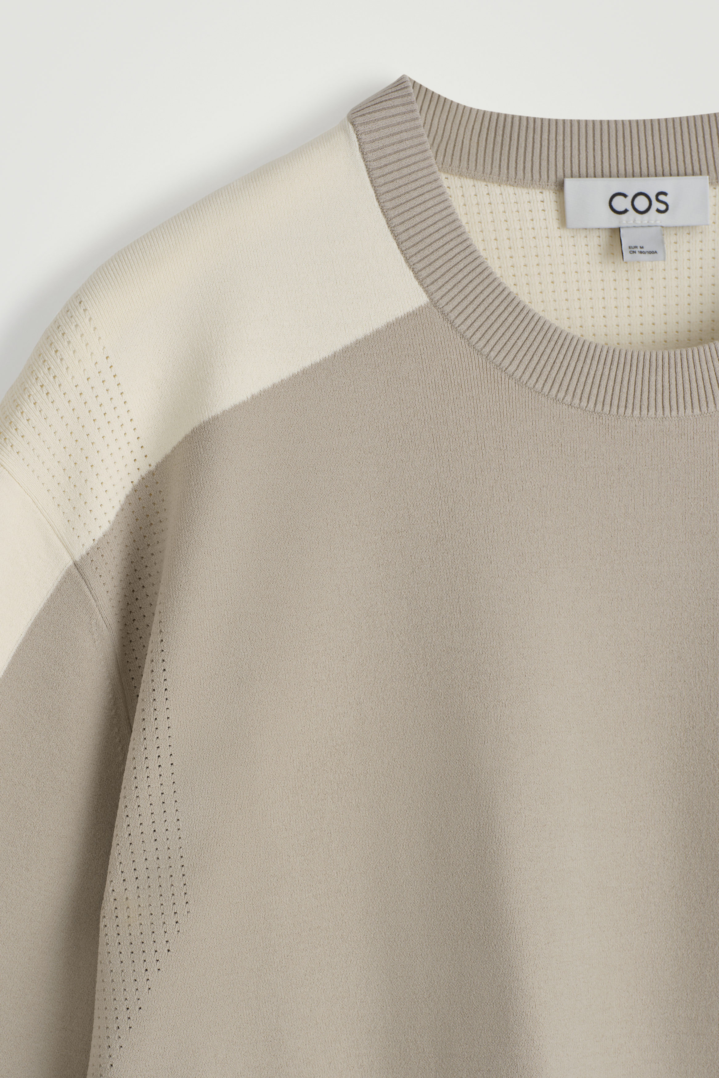 “COS MEN” メッシュパネルニットTシャツ MESH-PANEL KNITTED T-SHIRT - MOLE / OFF-WHITE | COS