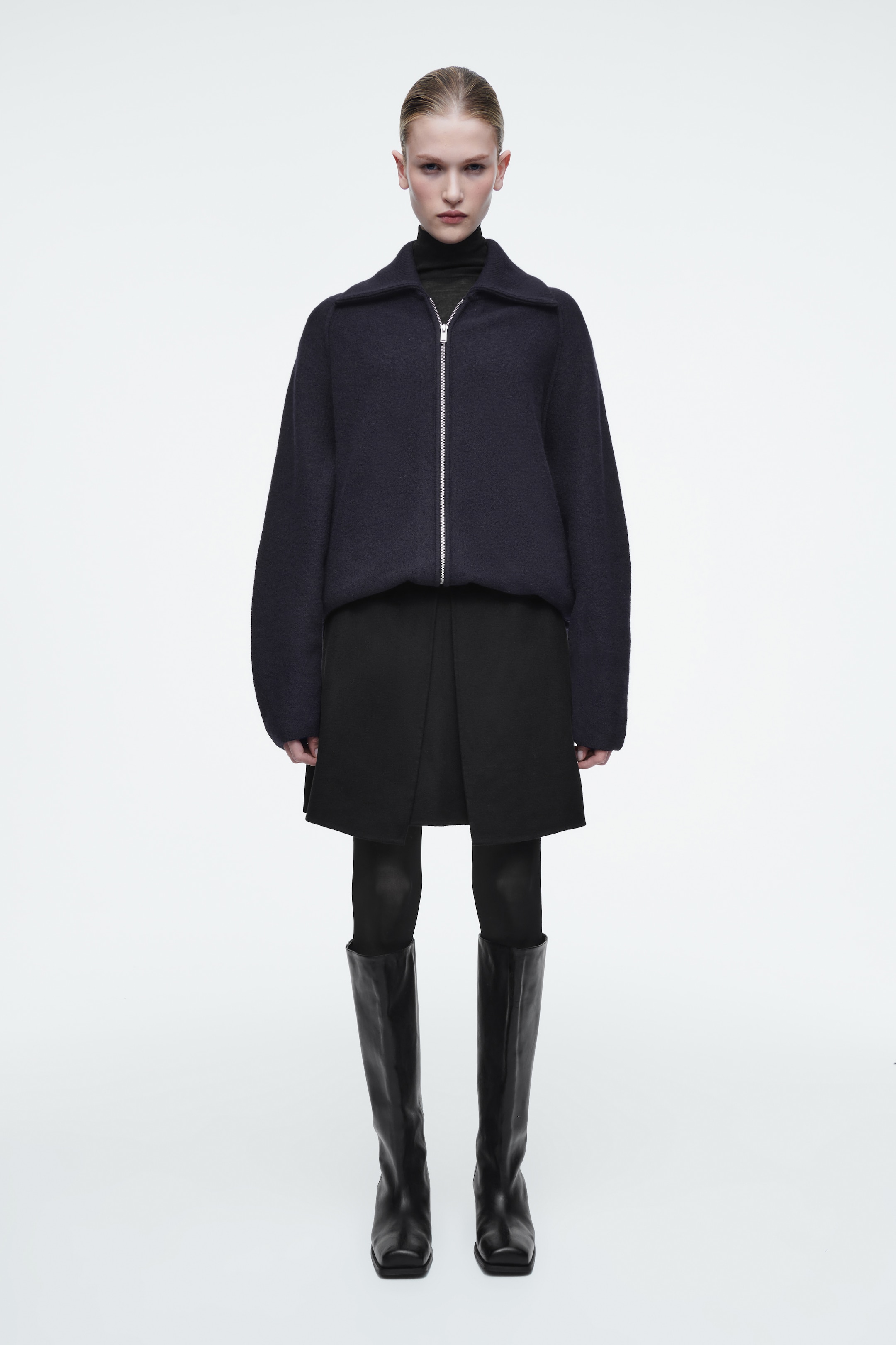 Näytä suurempi kuva: FOLD-DETAIL DOUBLE-FACED WOOL MINI SKIRT - BLACK - NAISET | H&M FI 1