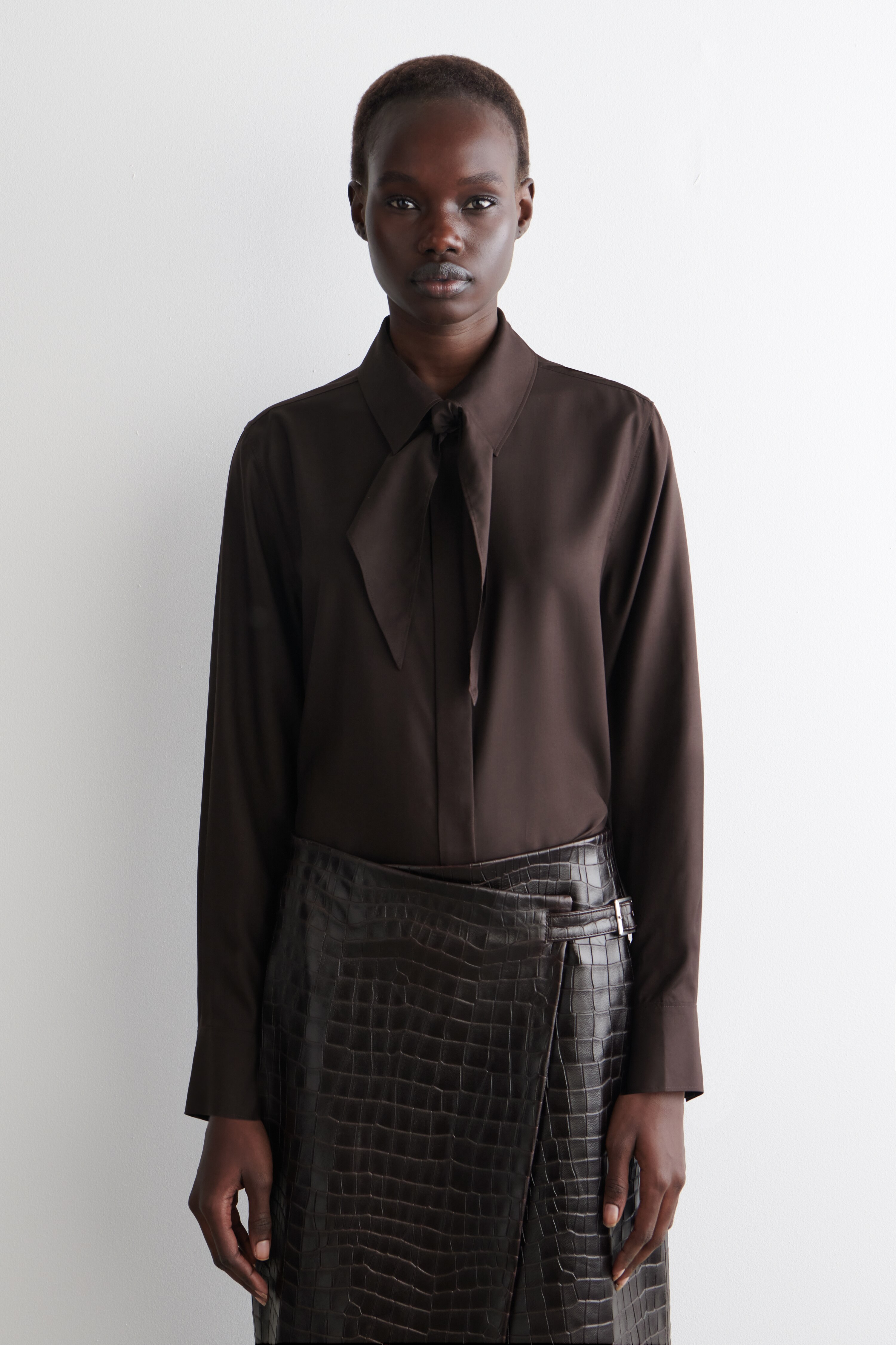 JEDWABNA KOSZULA Z APASZKĄ PRZY KOŁNIERZU - KASZTANOWY