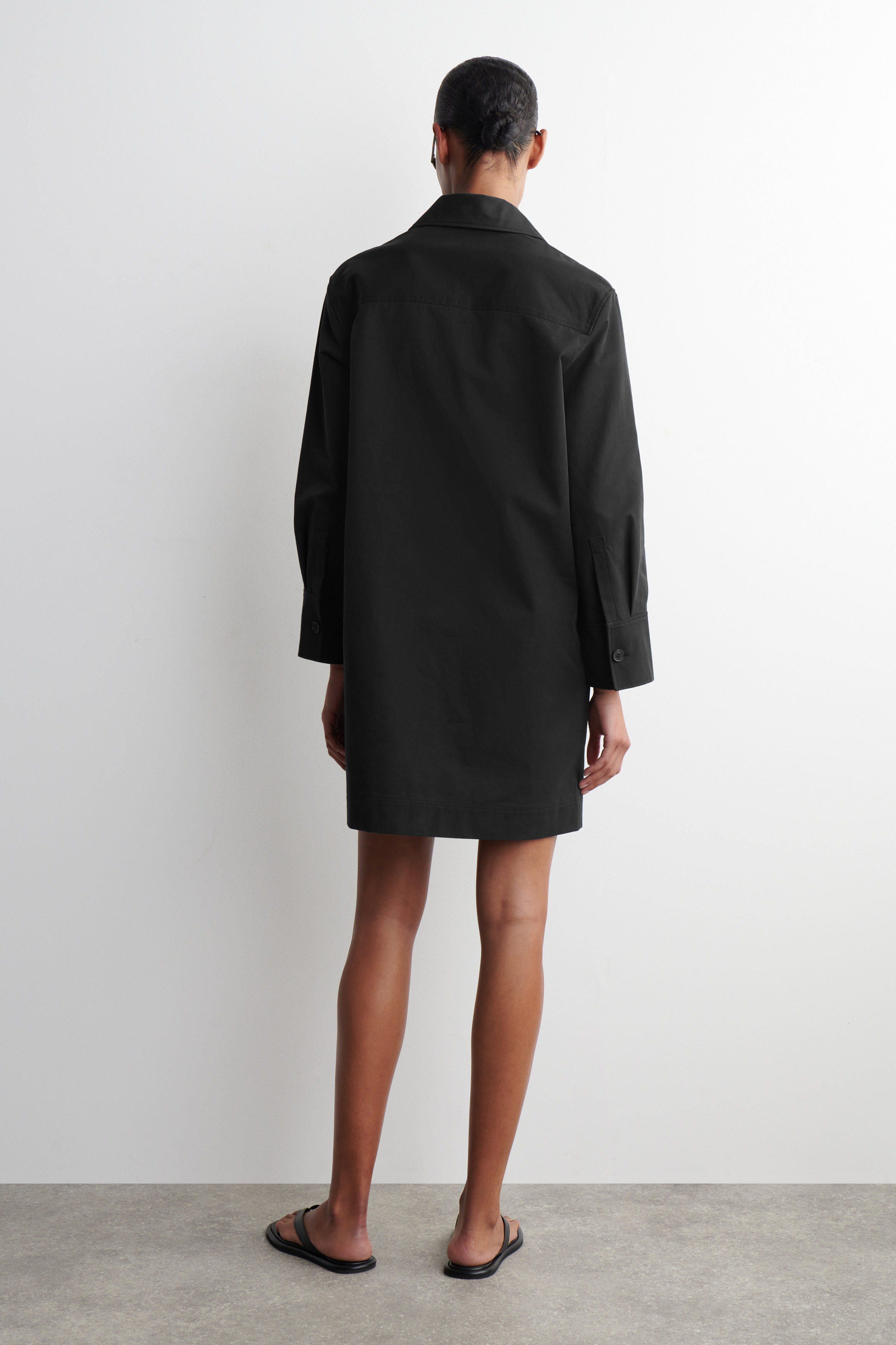 maison mill SHOULDER BUTTON KNIT SHIRT 黒 UTILITY MINI SHIRT DRESS - BLACK | COS