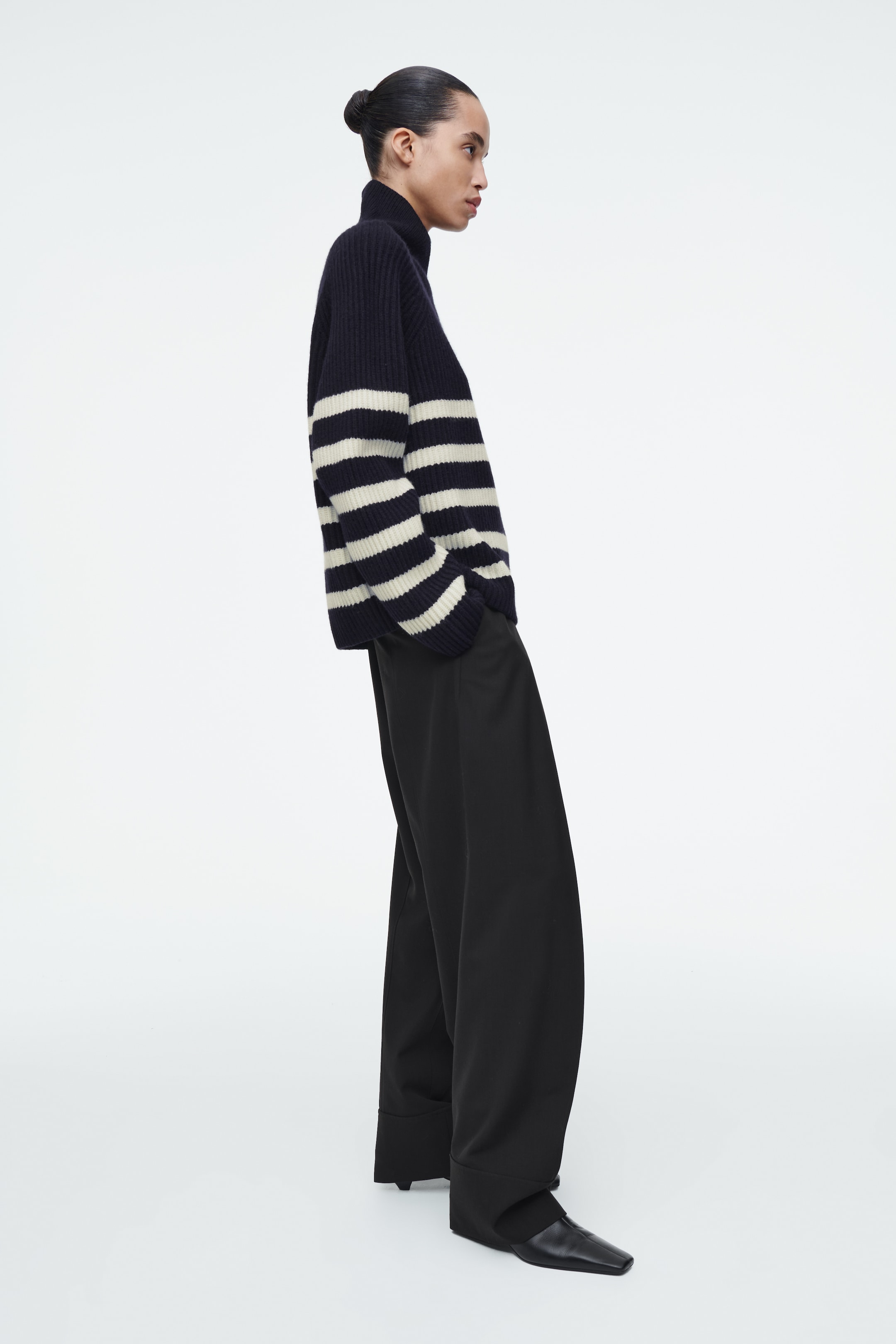 Visualizza immagine più grande: MAGLIONE IN LANA MERINO CON COLLO AVVOLGENTE - BLU NAVY / CREMA - DONNA | H&M IT 3