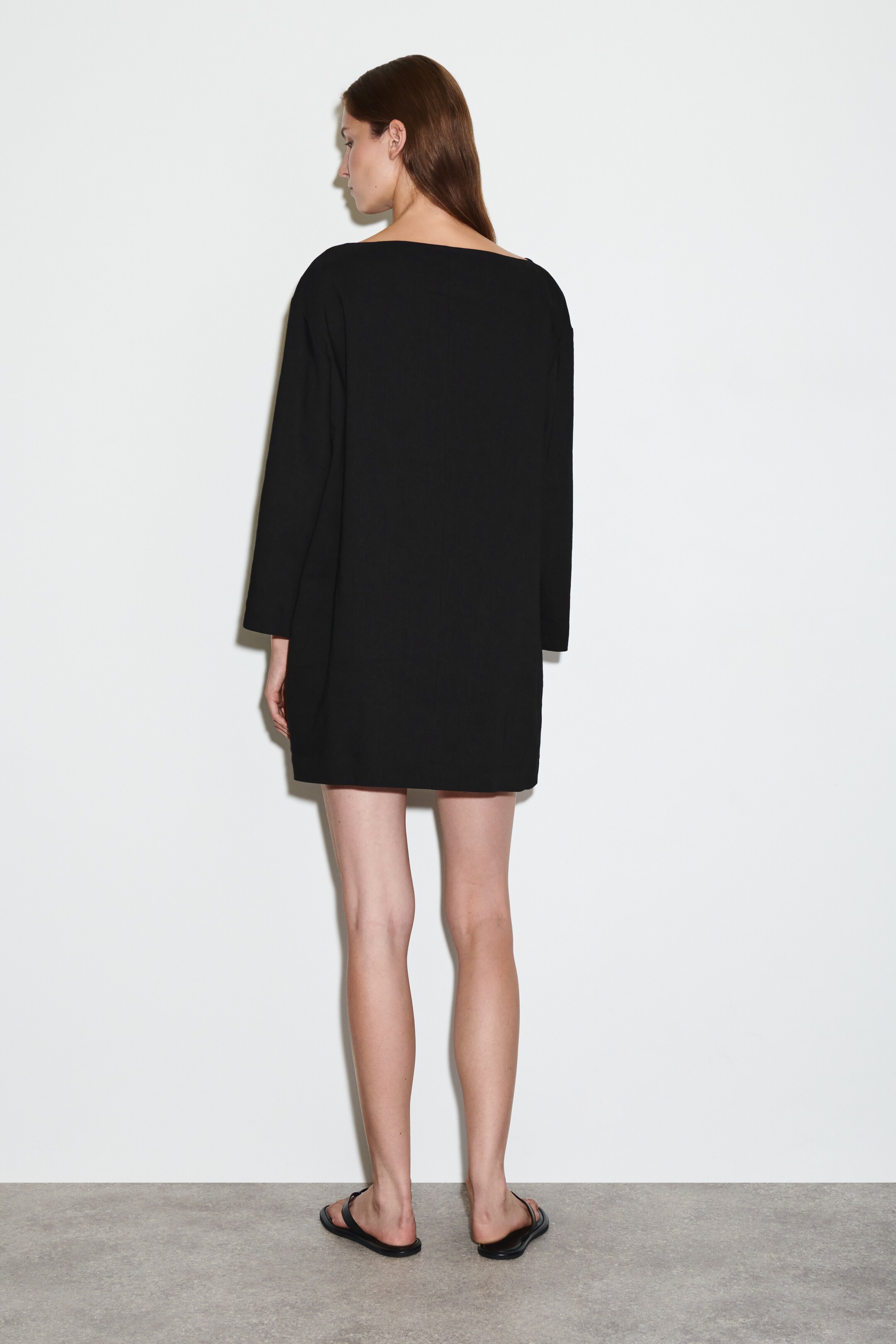Ver imagen más grande: VESTIDO CORTO EVASÉ DE LINO - NEGRO - MUJER | H&M ES 4