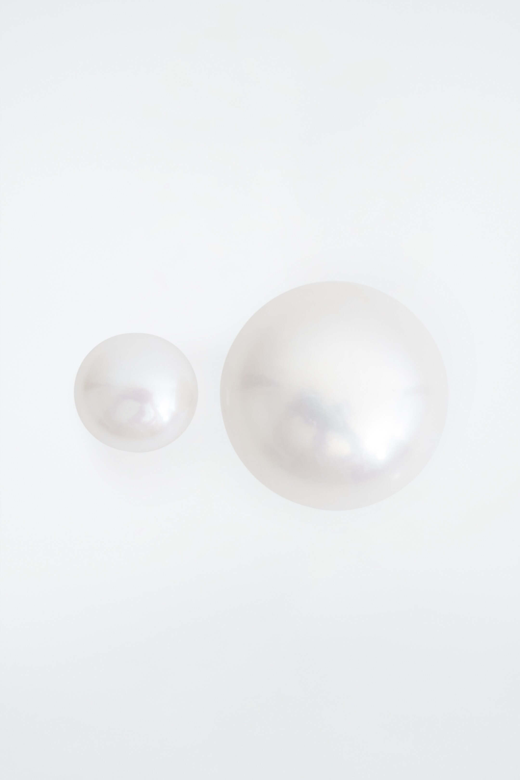 Ingrandisci l'immagine: MISMATCHED FRESHWATER PEARL STUD EARRINGS - GOLD - DONNA | H&M CH 1