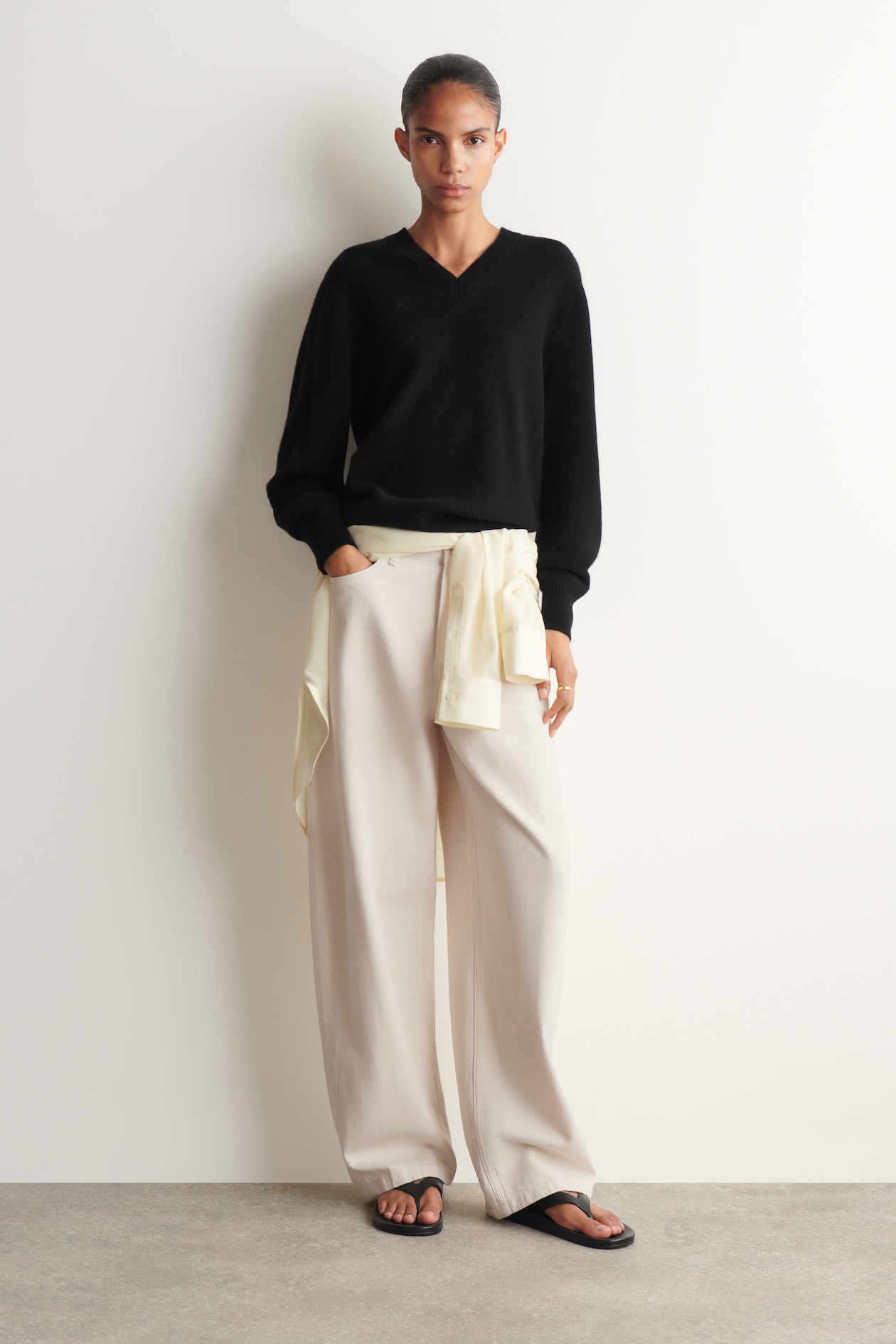 SCULPTED PURE CASHMERE V-NECK SWEATER — BLACK