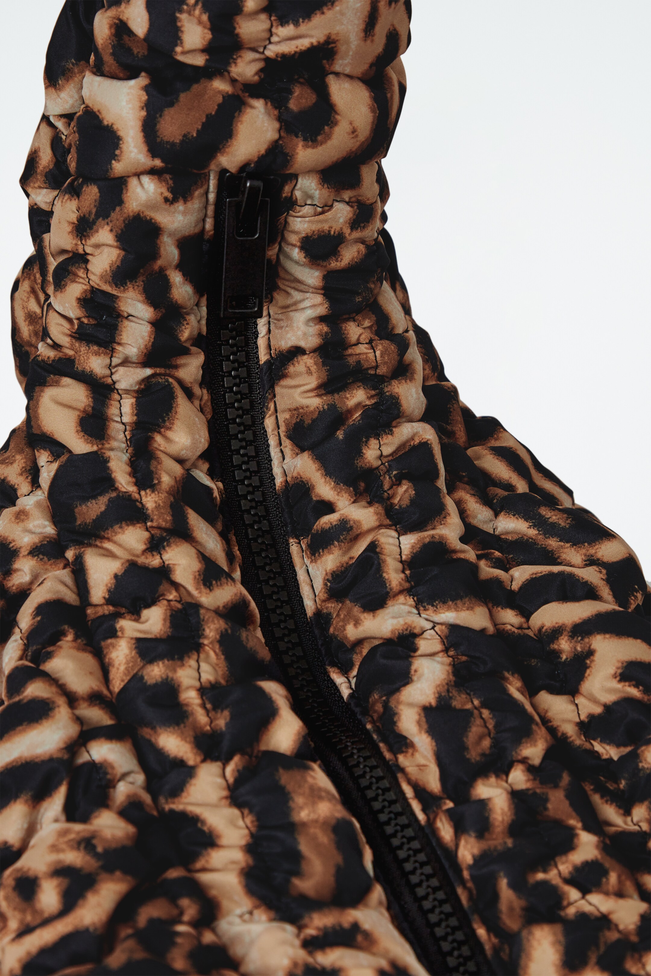 Größeres Bild anzeigen: GROSSE GESTEPPTE UMHÄNGETASCHE - LEOPARDENMUSTER - Ladies | H&M AT 5