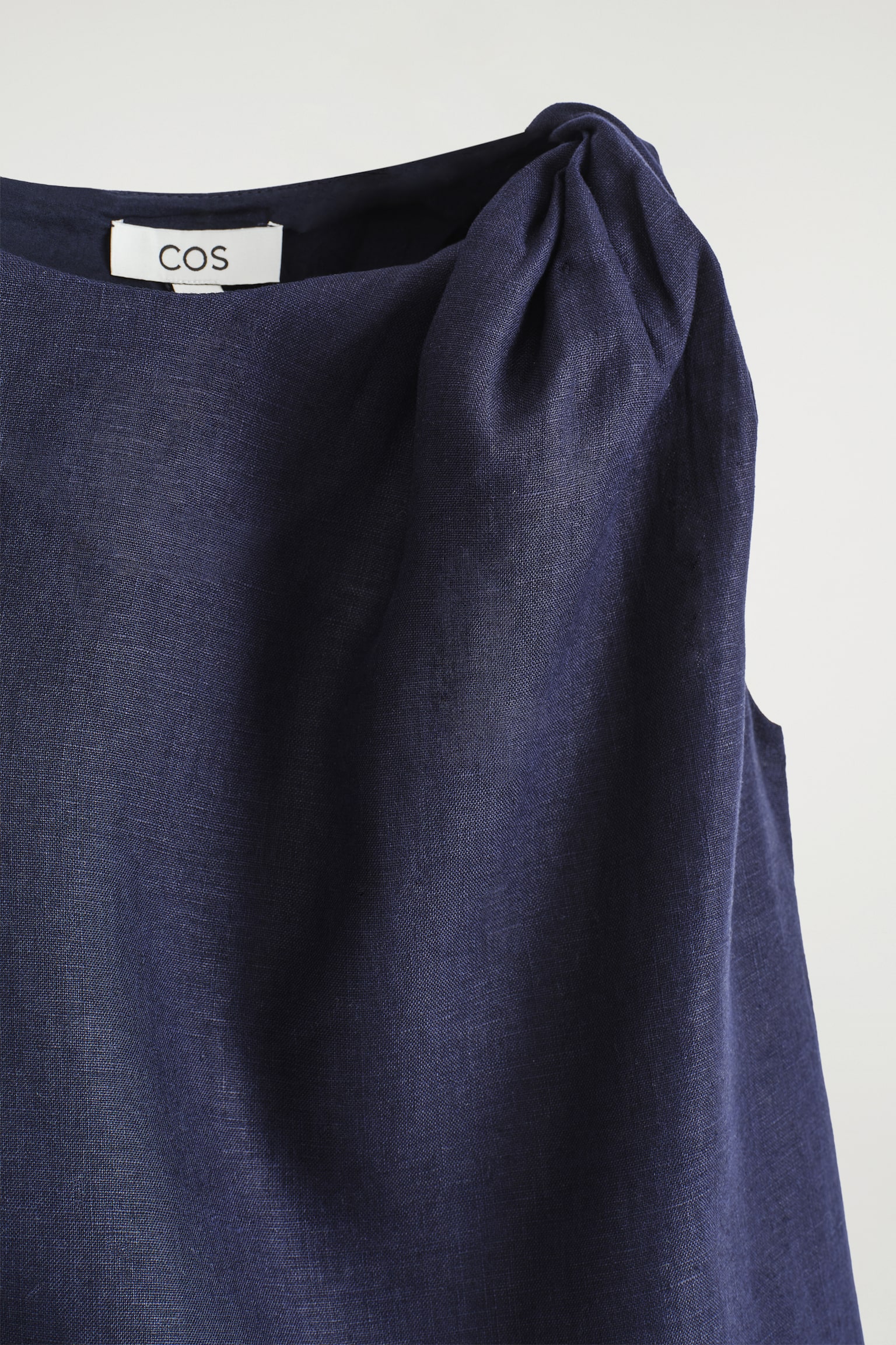 TOP DE LINO CON DETALLE RETORCIDO - AZUL MARINO/BLANCO - 7