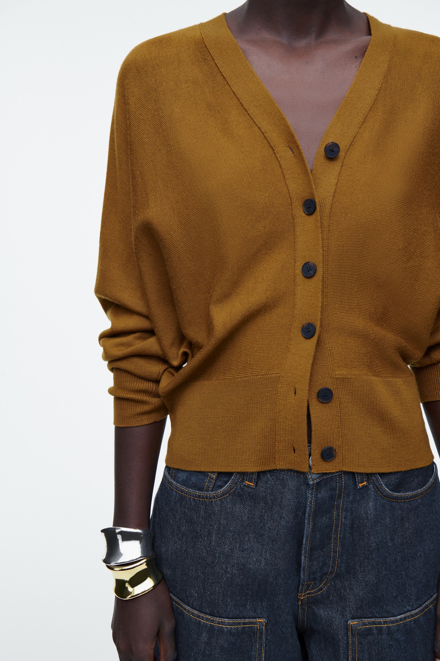 CARDIGAN À MANCHES CHAUVE-SOURIS EN LAINE MÉRINOS - OCRE/NOIR - 8