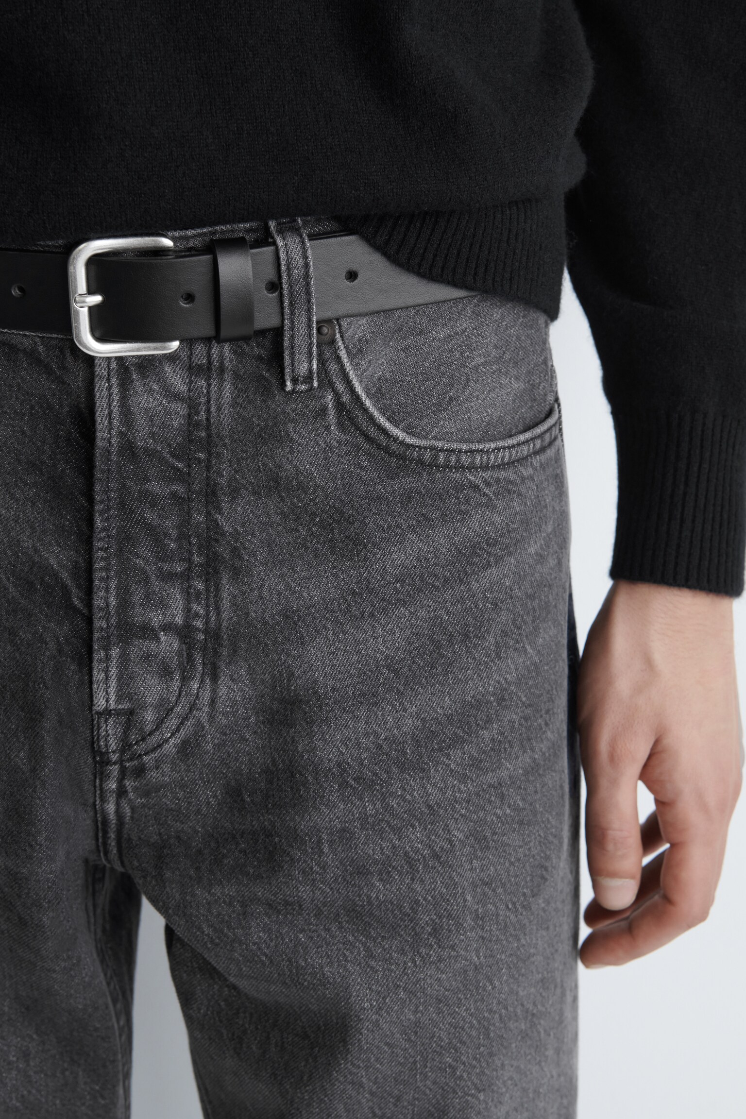 SIGNATURE JEANS MIT GERADEM BEIN - SCHWARZE WASCHUNG/Dunkelblau - 4