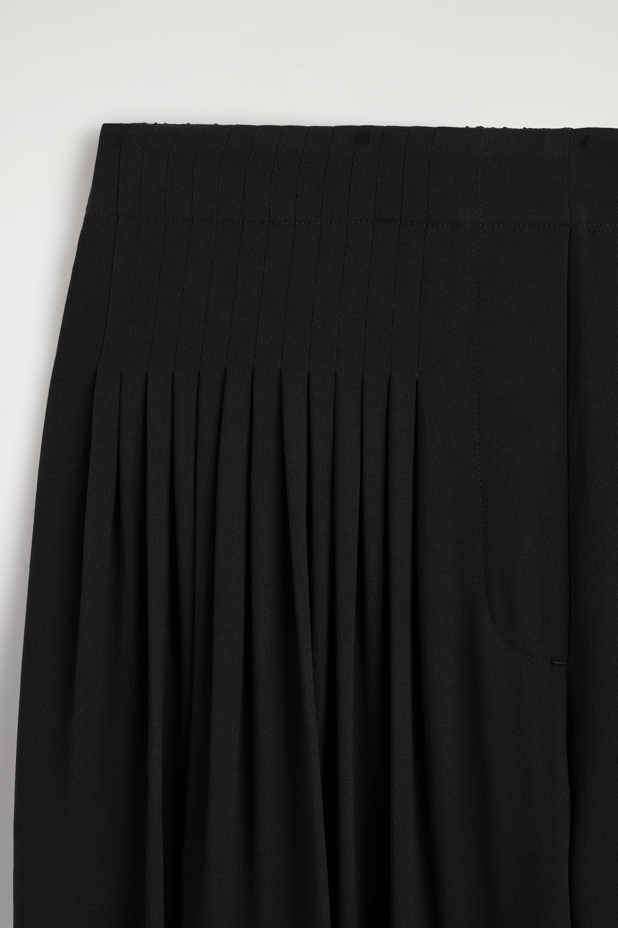 PLEATED CREPE BALLOON PANTS — BLACK
