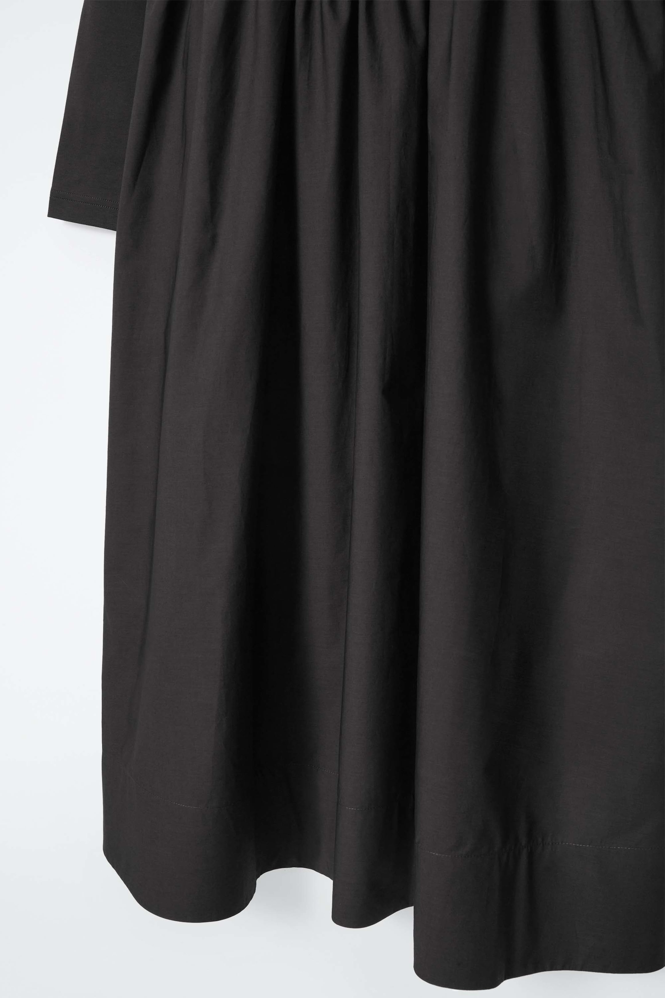 Grösseres Bild ansehen: LANGÄRMLIGES MIDIKLEID MIT KONTRASTEINSATZ - SCHWARZ - DAMEN | H&M CH 2