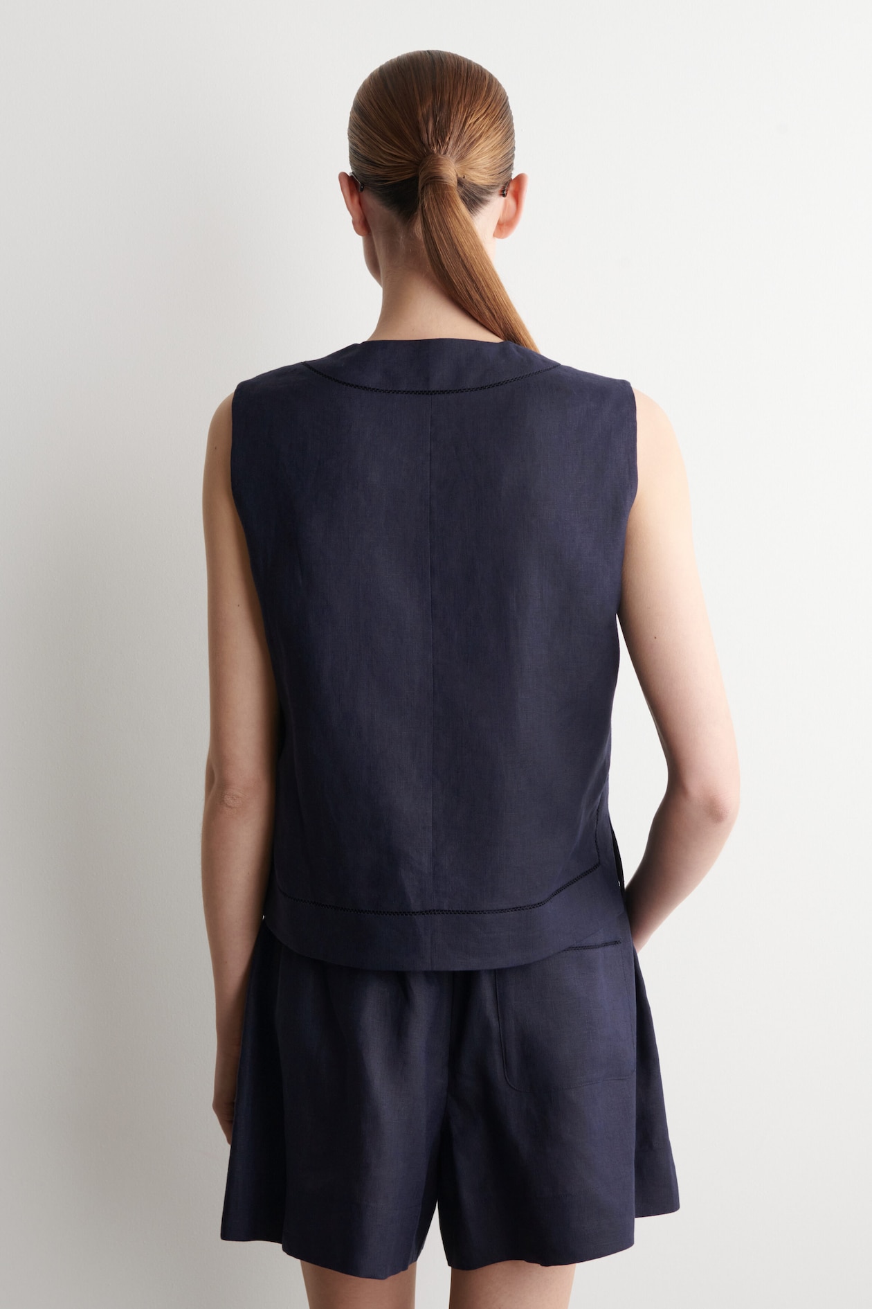 EMBROIDERED-DETAIL LINEN WAISTCOAT — NAVY