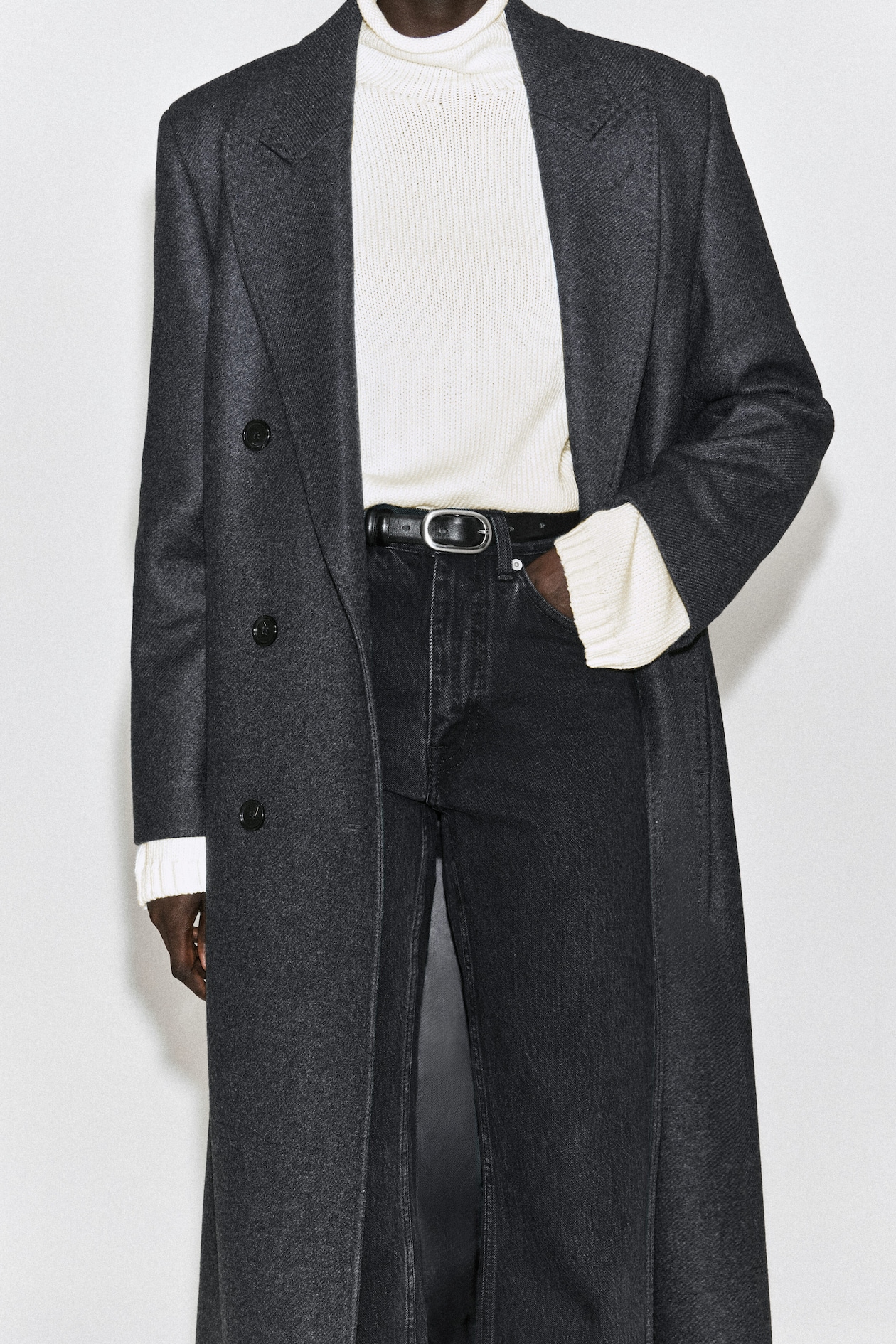 OVAL-BUCKLE LEATHER BELT — BLACK / SILVER
