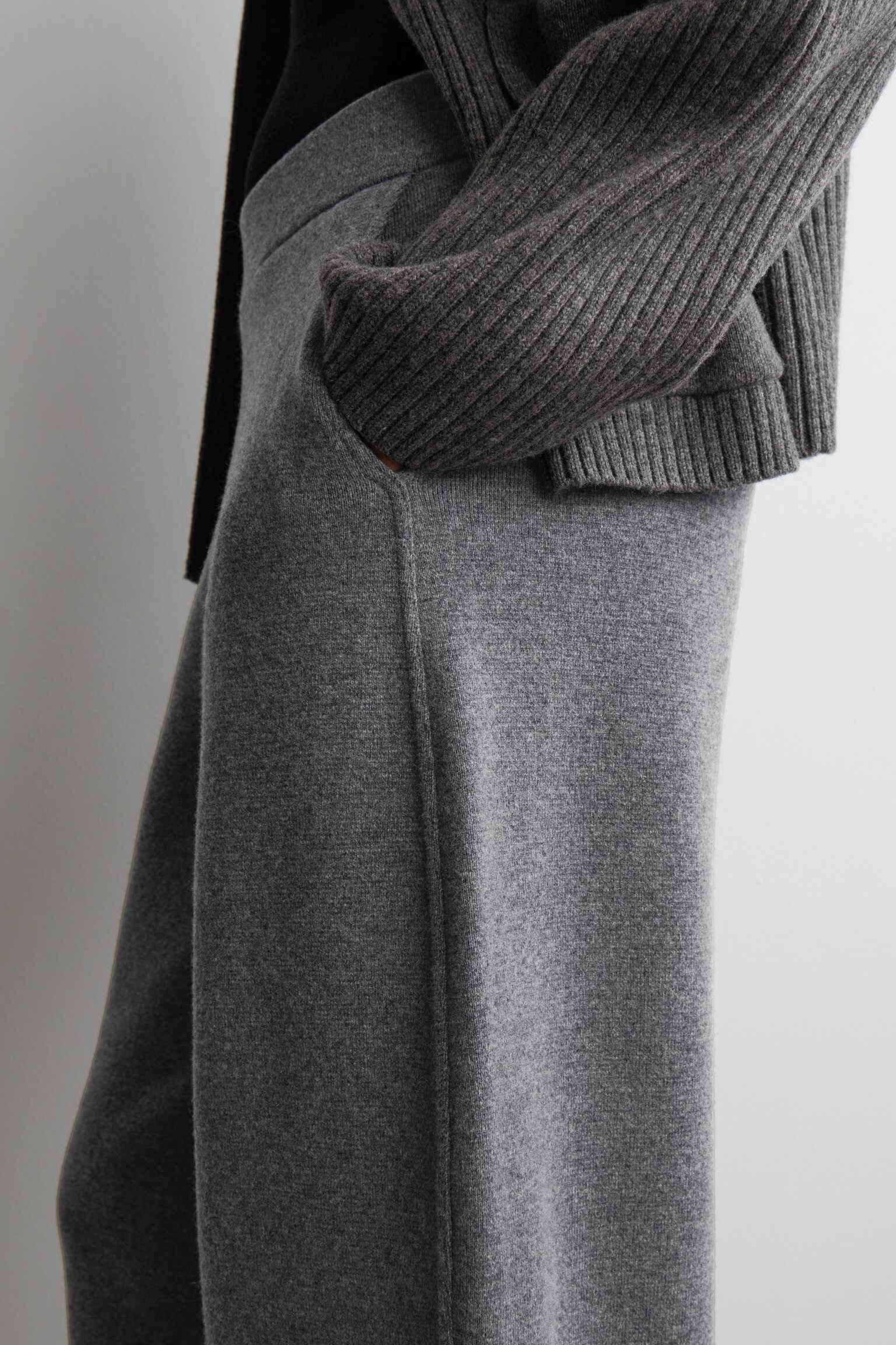 PANTALONES DE LANA MERINO BARREL FIT - GRIS JASPEADO - 5