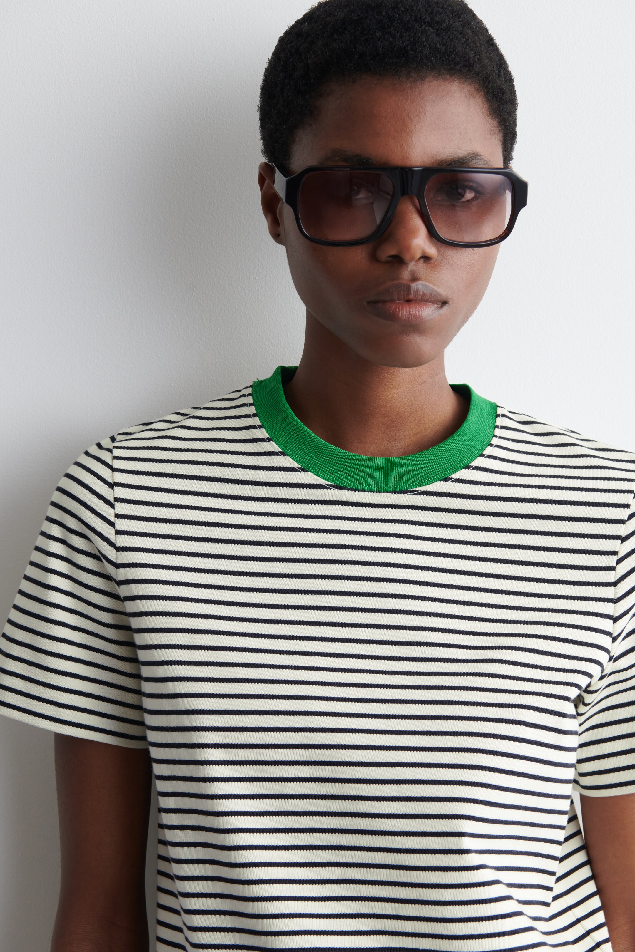Agrandir l'image: T-SHIRT REGULAR ÉLÉGANT - NOIR / VERT / RAYURES - FEMME | H&M CH 3