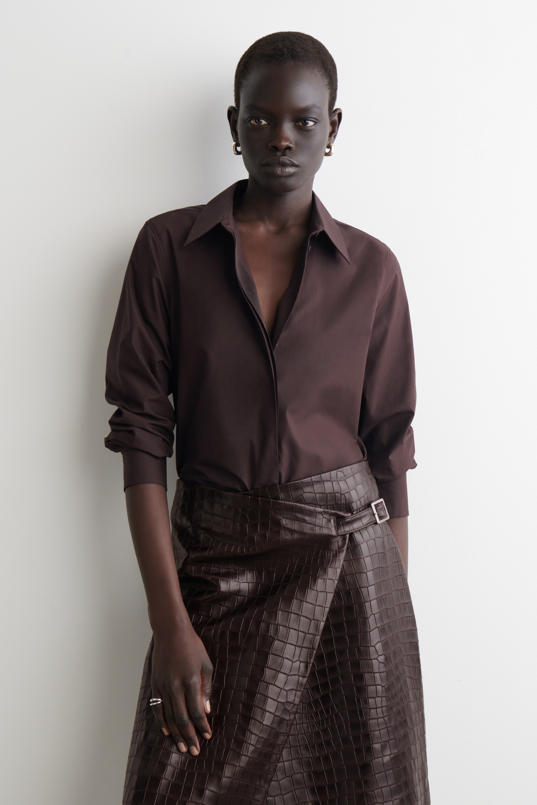 Grotere afbeelding bekijken: OP MAAT GEMAAKT KATOENEN OVERHEMD - DONKERBRUIN - DAMES | H&M BE 1