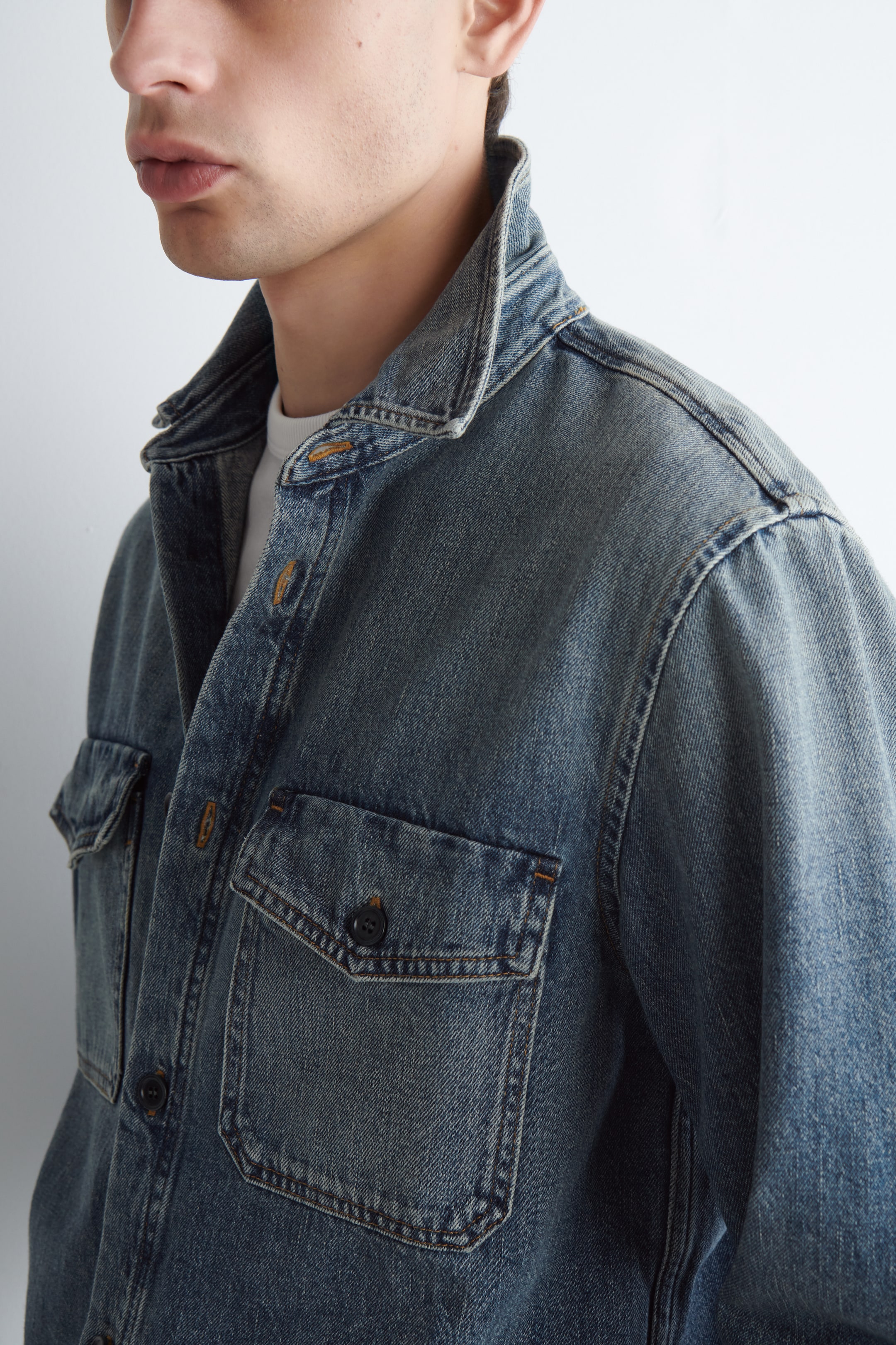 Visa större bild: JEANSSKJORTA - BLEKT BLÅ - HERR | H&M SE 5