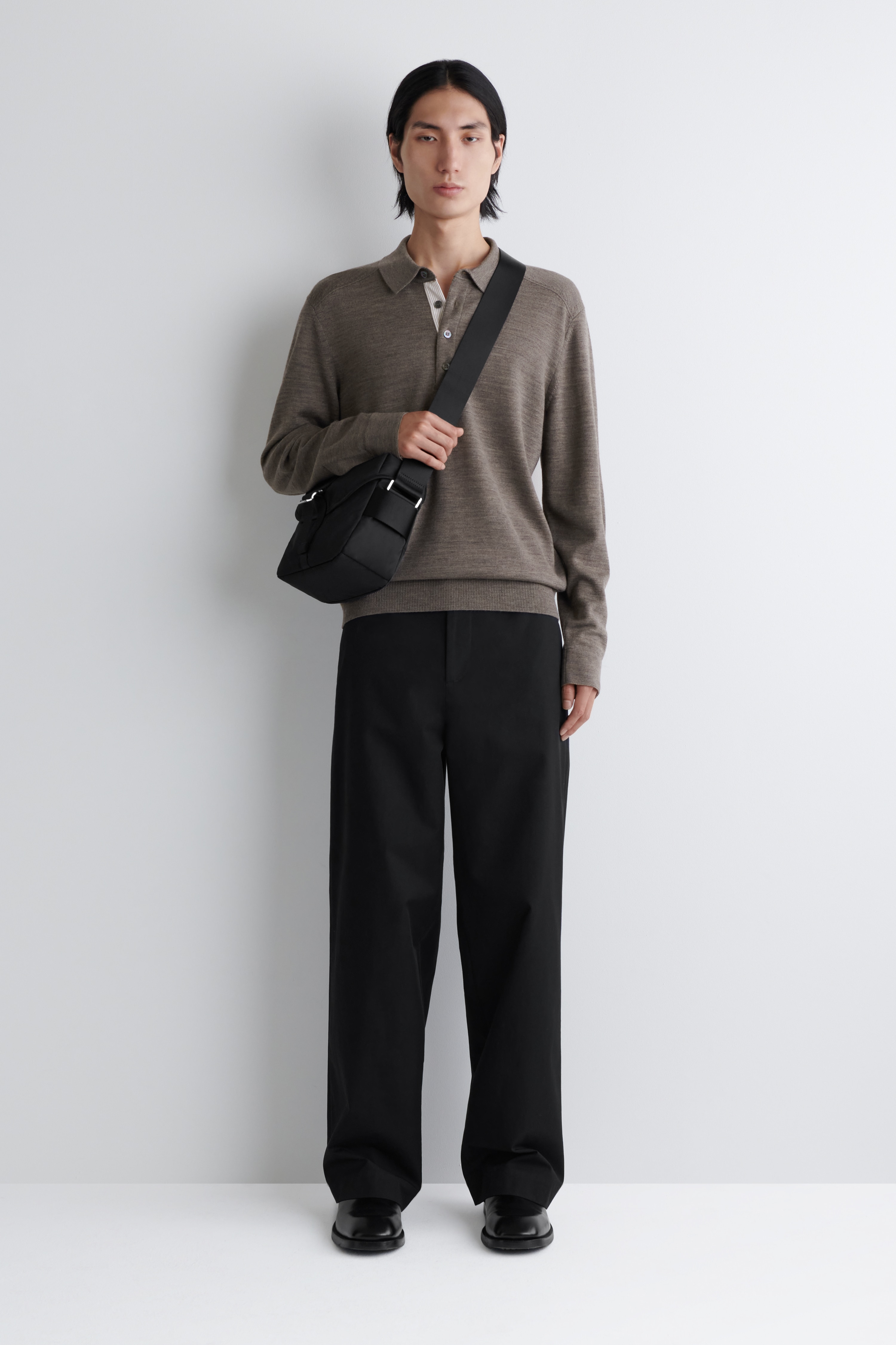 NYLONOWA TORBA LISTONOSZKA „PURSUIT” - CZARNY