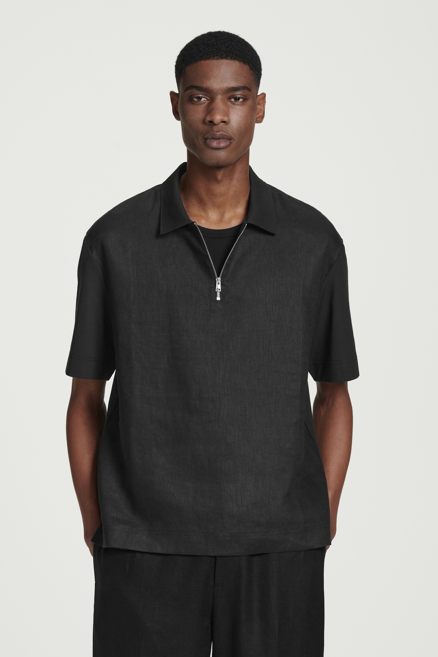 POLO DEMI-ZIPPÉ À PANNEAU CONTRASTÉ EN LIN - NOIR/TAUPE