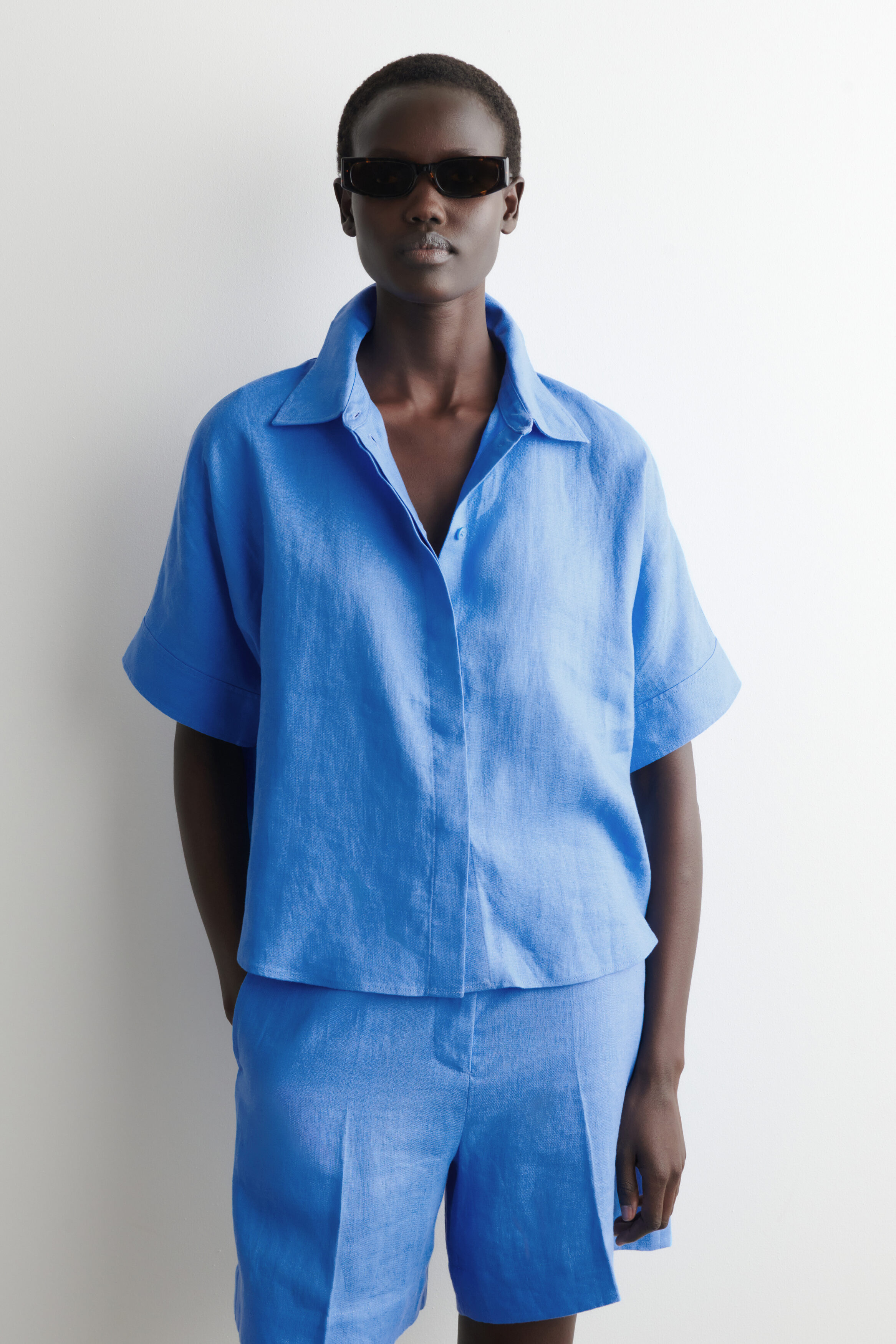 OVERSIZED SHORT-SLEEVED LINEN SHIRT - BLUE | COS US