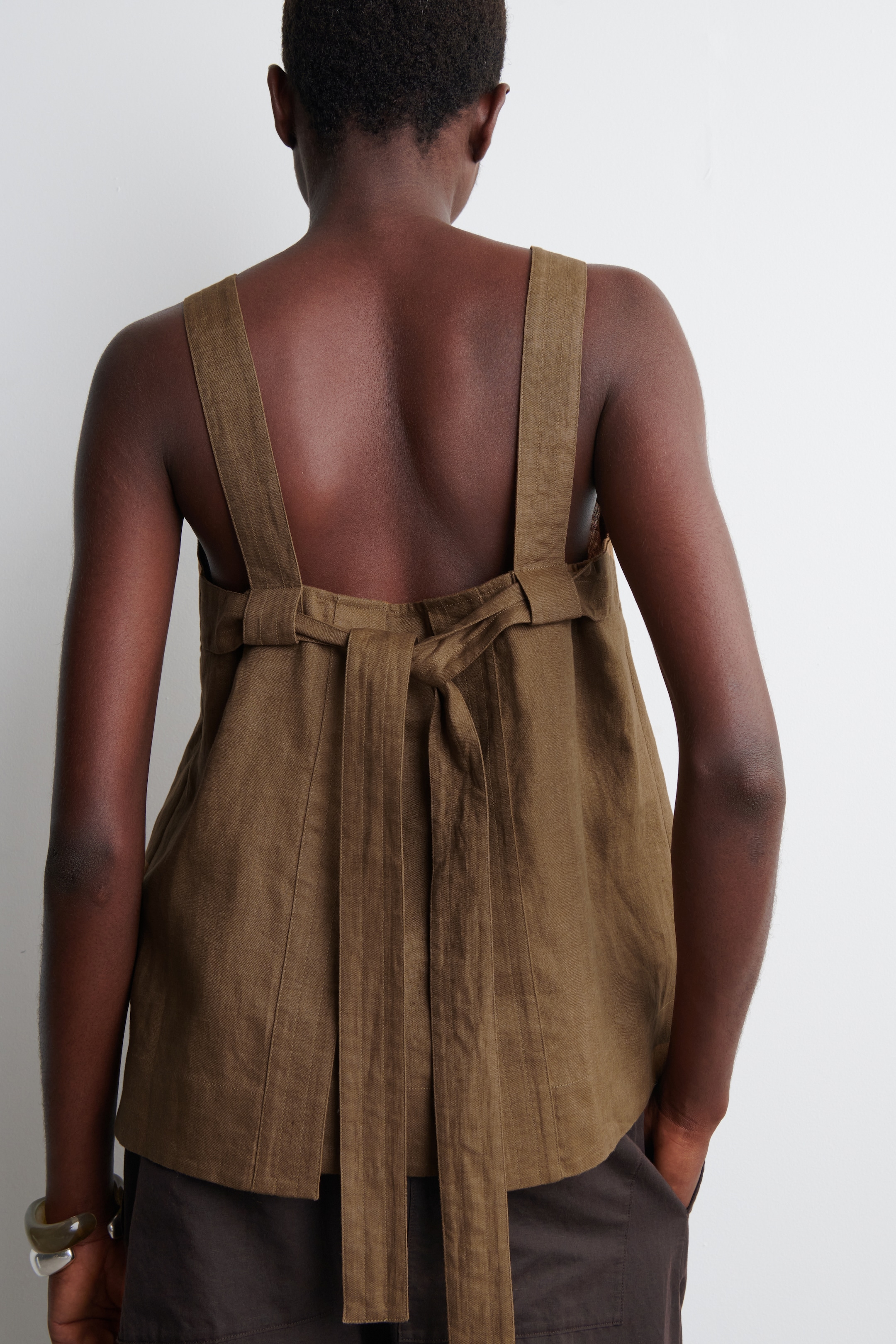 Größeres Bild anzeigen: TOP AUS LEINEN MIT BINDEDETAIL HINTEN - BRAUN - Ladies | H&M AT 4