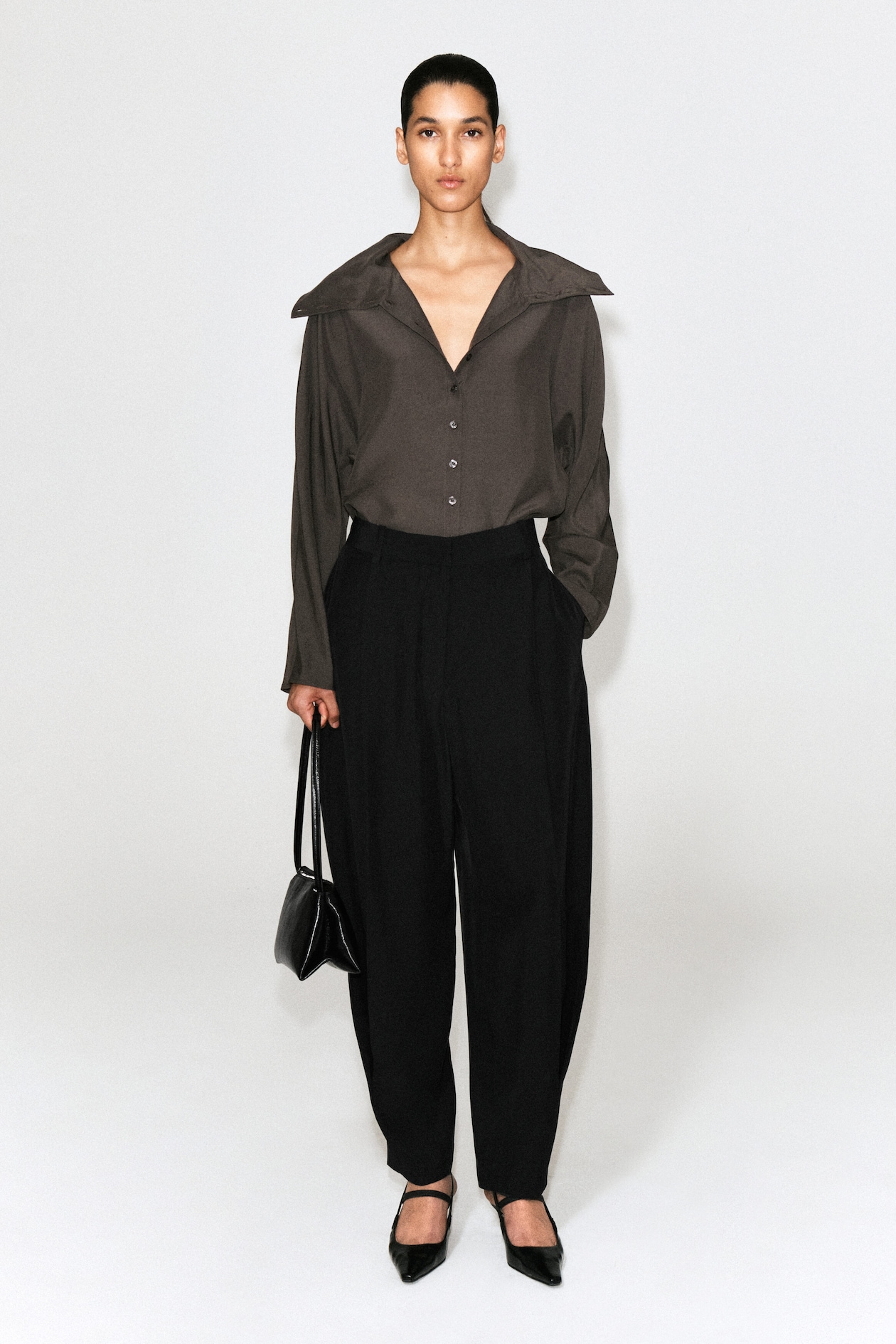 PLEATED BALLOON-LEG PANTS — BLACK