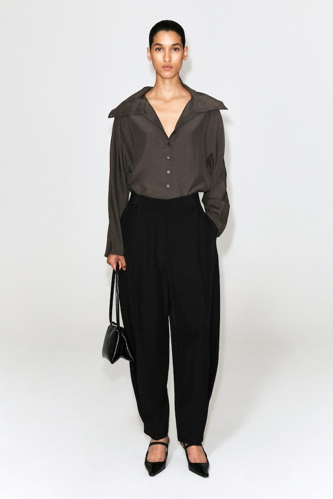 PLEATED BALLOON-LEG PANTS — BLACK