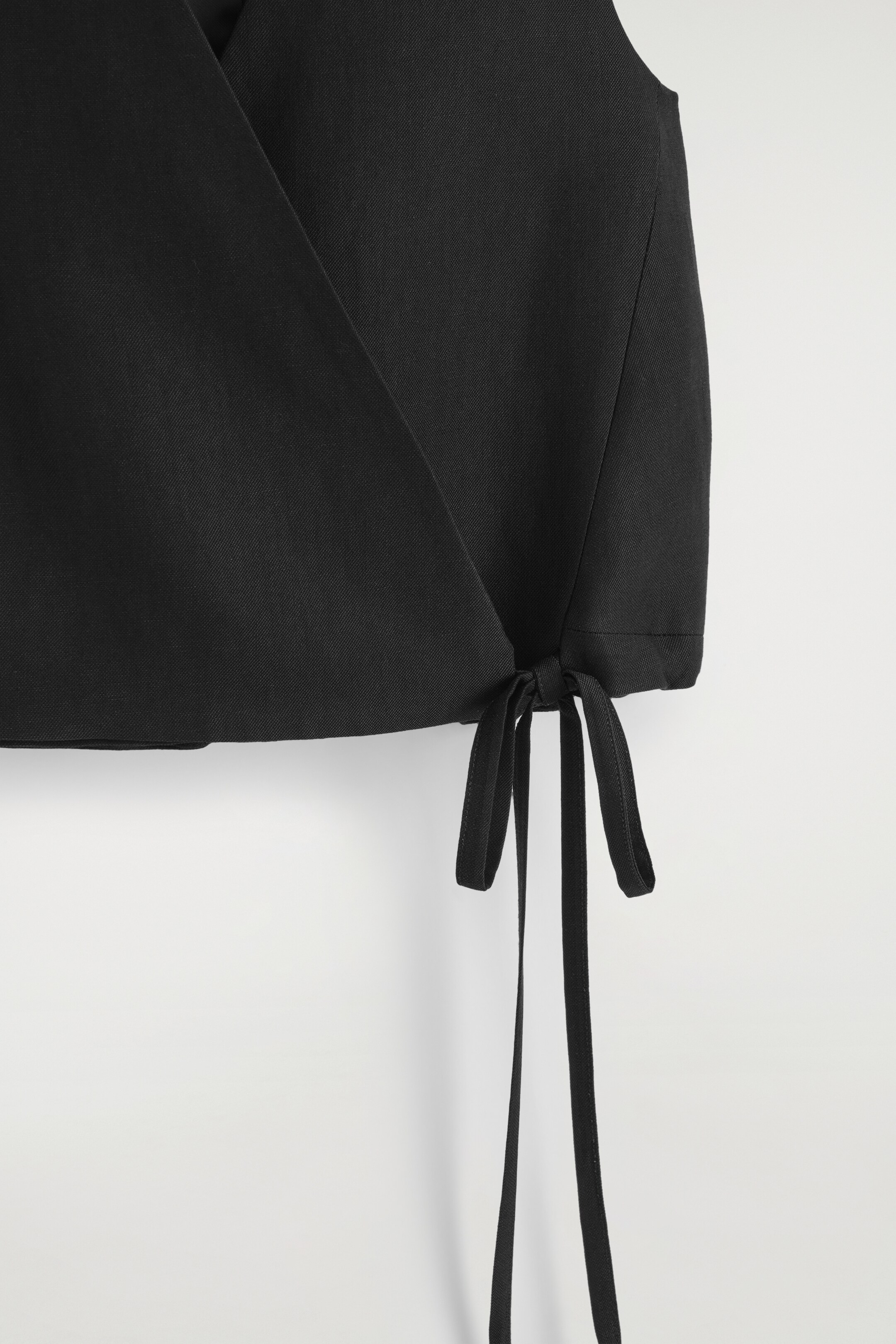 Ingrandisci l'immagine: TIE-DETAIL LINEN-BLEND WRAP WAISTCOAT - BLACK - DONNA | H&M CH 7