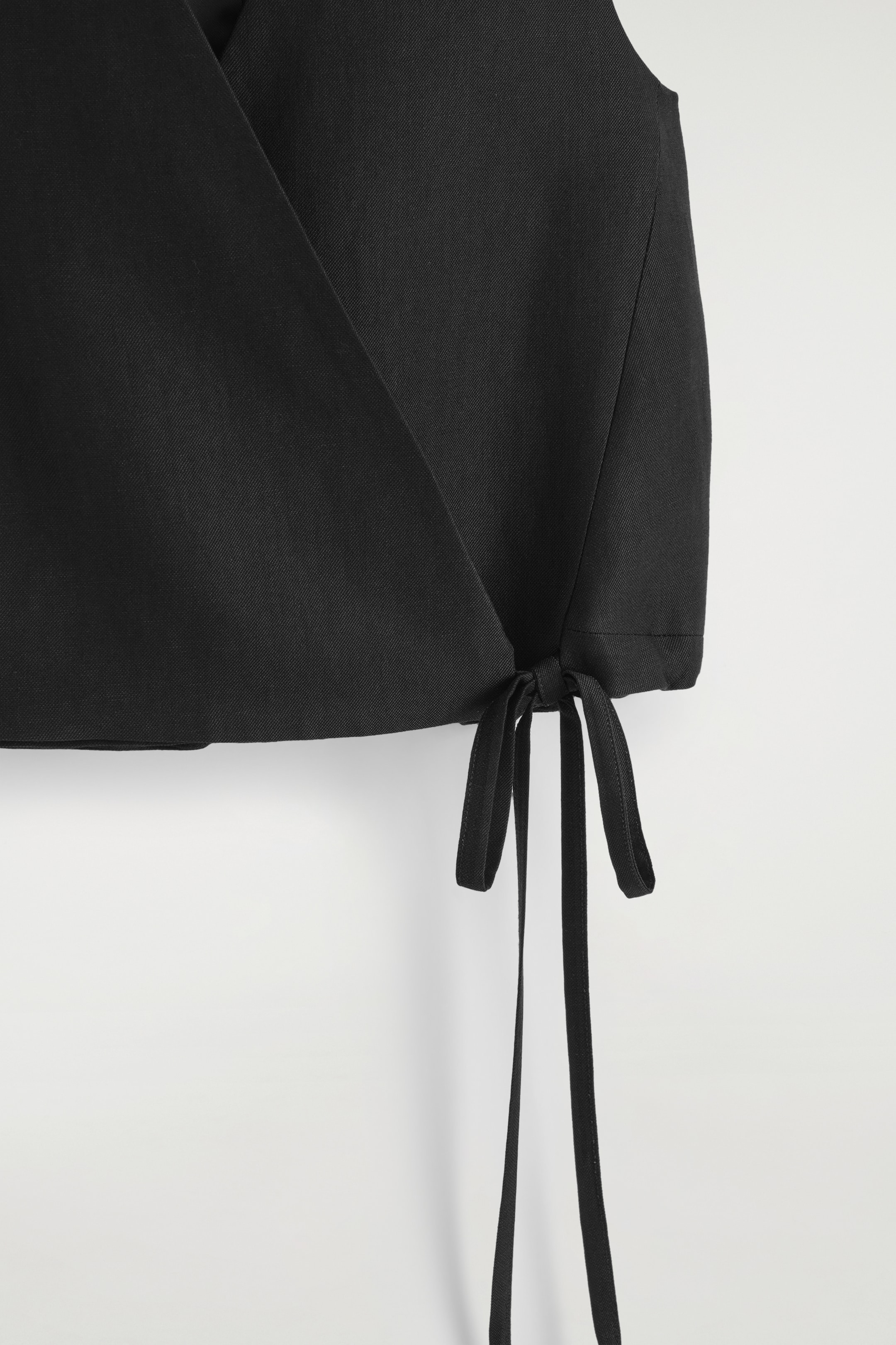 Ingrandisci l'immagine: TIE-DETAIL LINEN-BLEND WRAP WAISTCOAT - BLACK - DONNA | H&M CH 7
