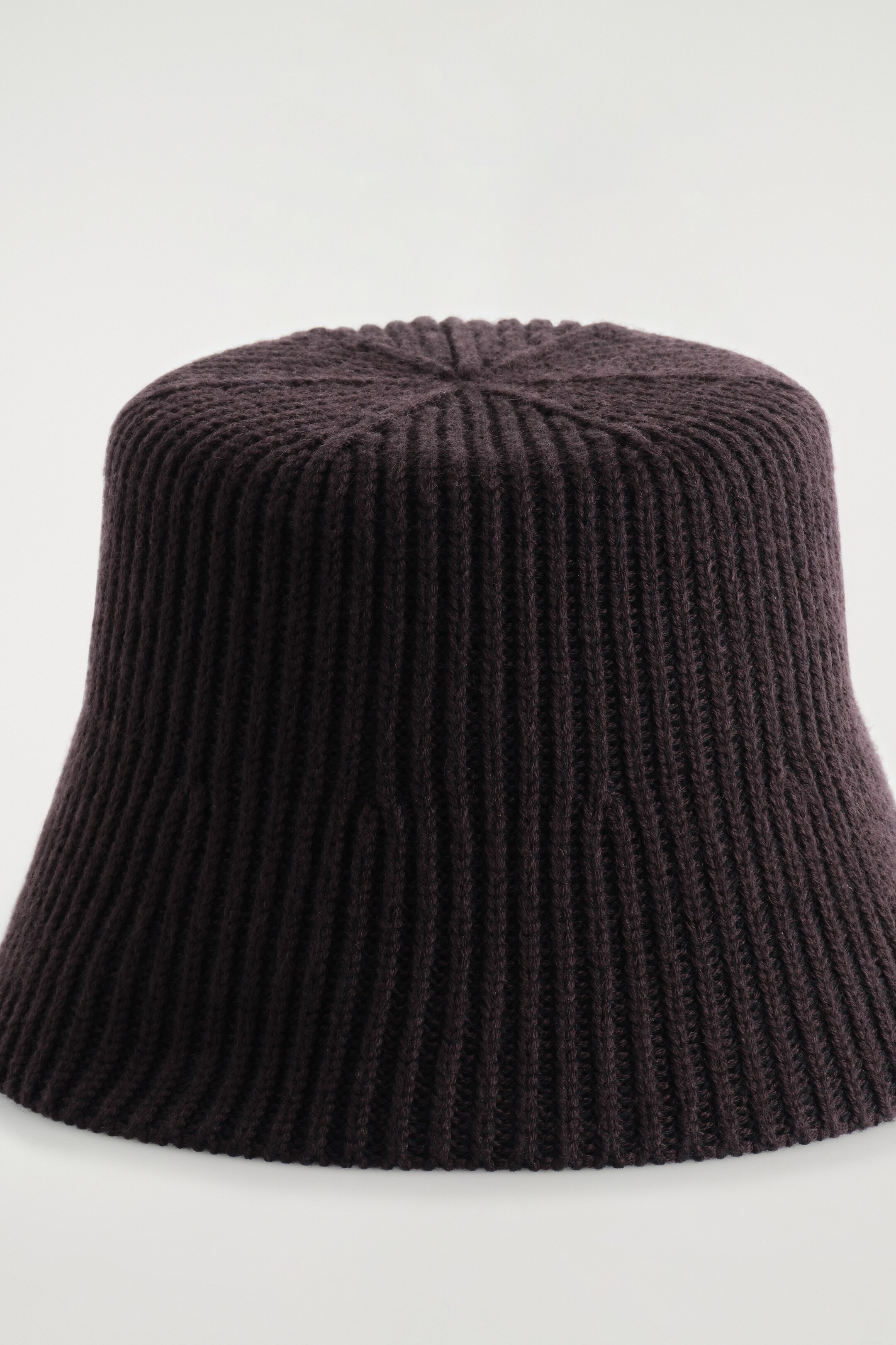 Vezi imaginea mai mare: PĂLĂRIE TIP BUCKET DIN AMESTEC DE LÂNĂ CU TEXTURĂ RIB - MARRON ÎNCHIS - FEMEI | H&M RO 4