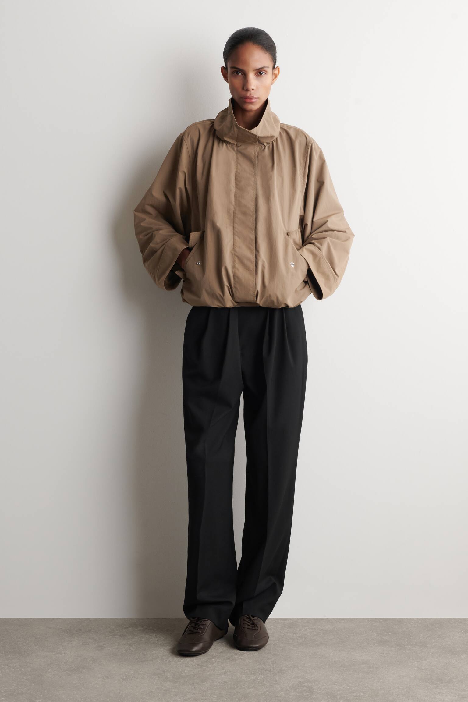 Nylonjas met opstaande kraag - buinbeige/crème - 1