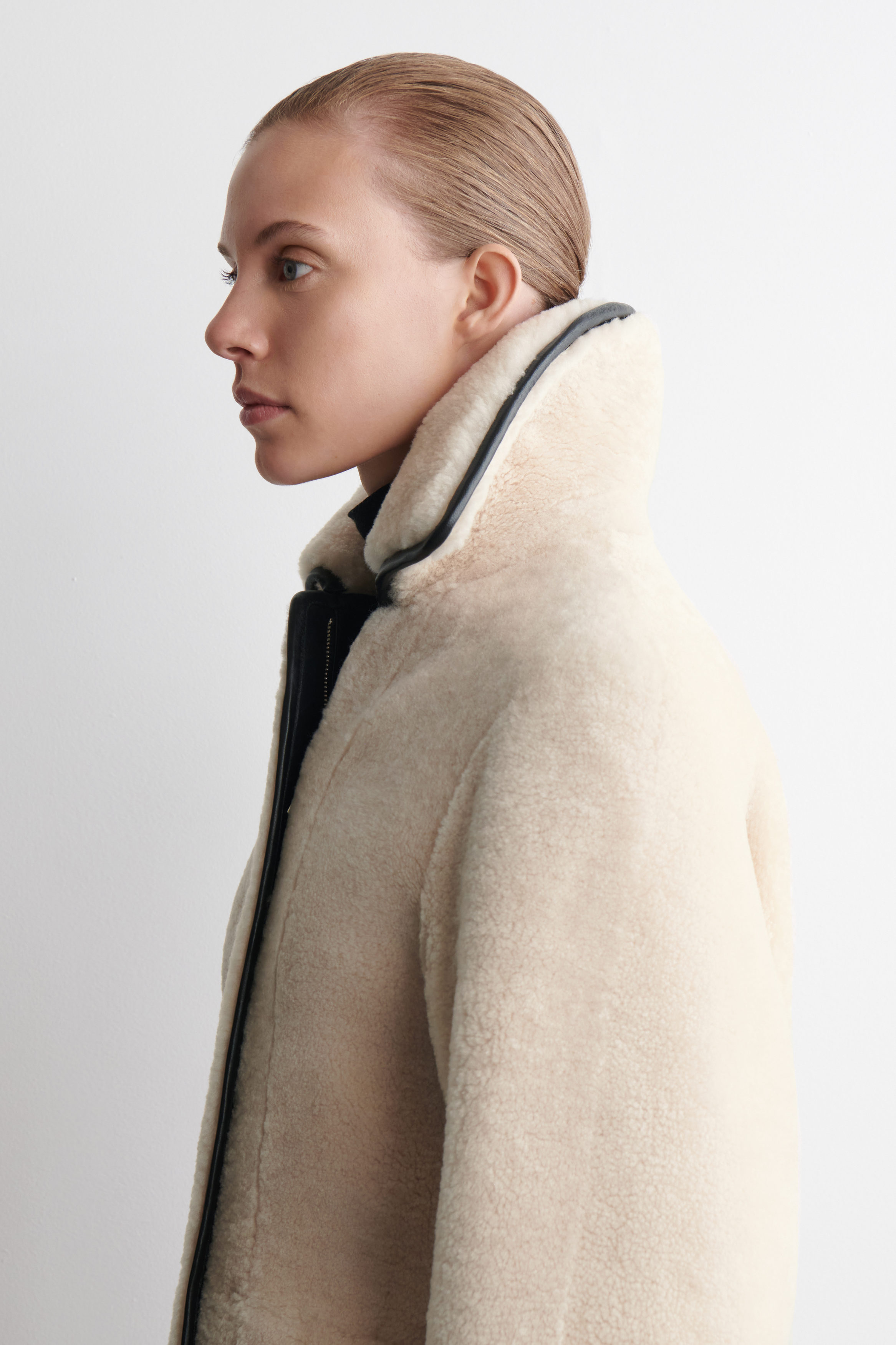 LEATHER-TRIMMED SHEARLING COAT - CREAM | COS