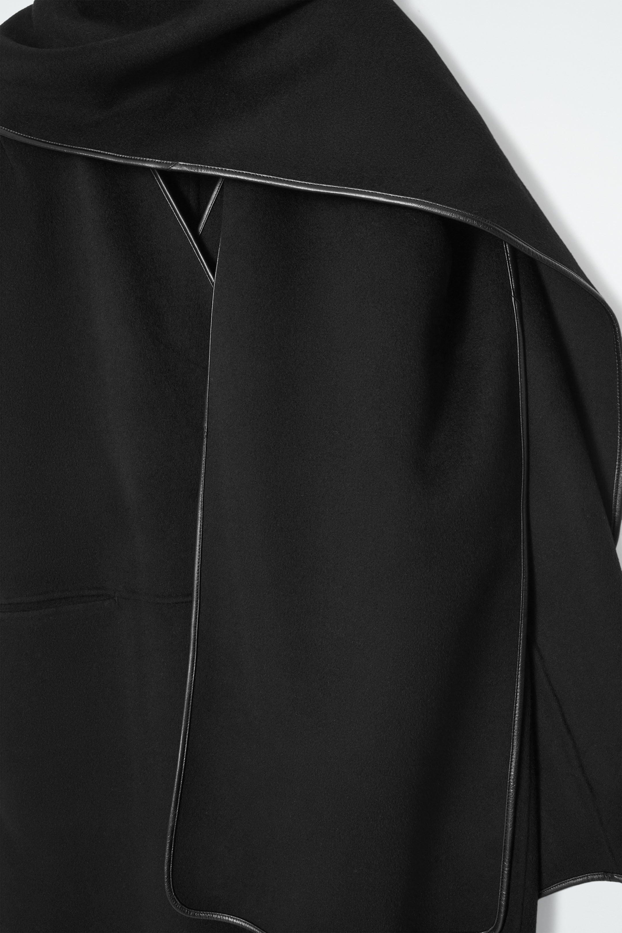 Grösseres Bild ansehen: WOLLMANTEL MIT SCHALDETAIL UND LEDERBESÄTZEN - SCHWARZ - DAMEN | H&M CH 2