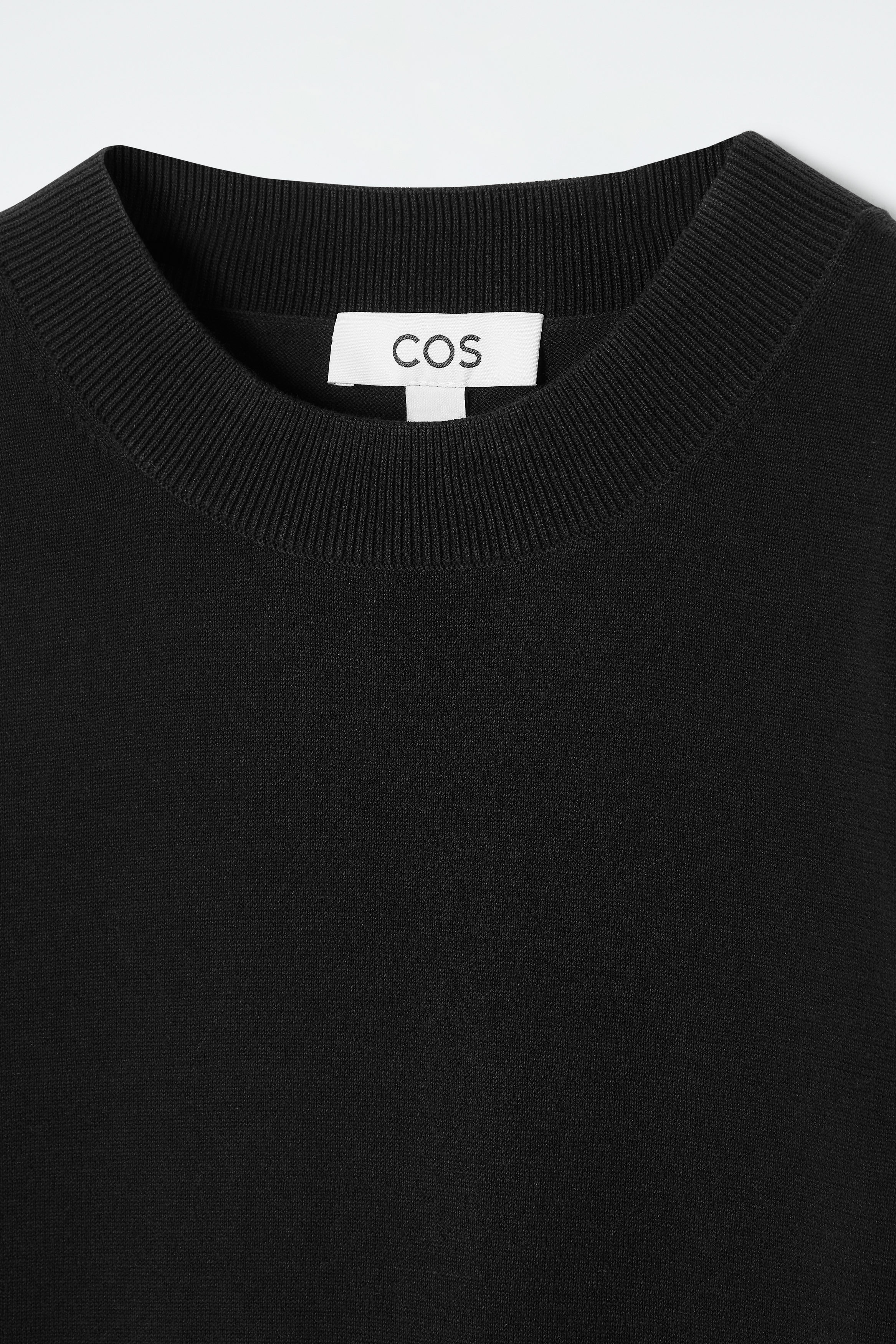 REGULAR KNITTED T-SHIRT - BLACK | COS